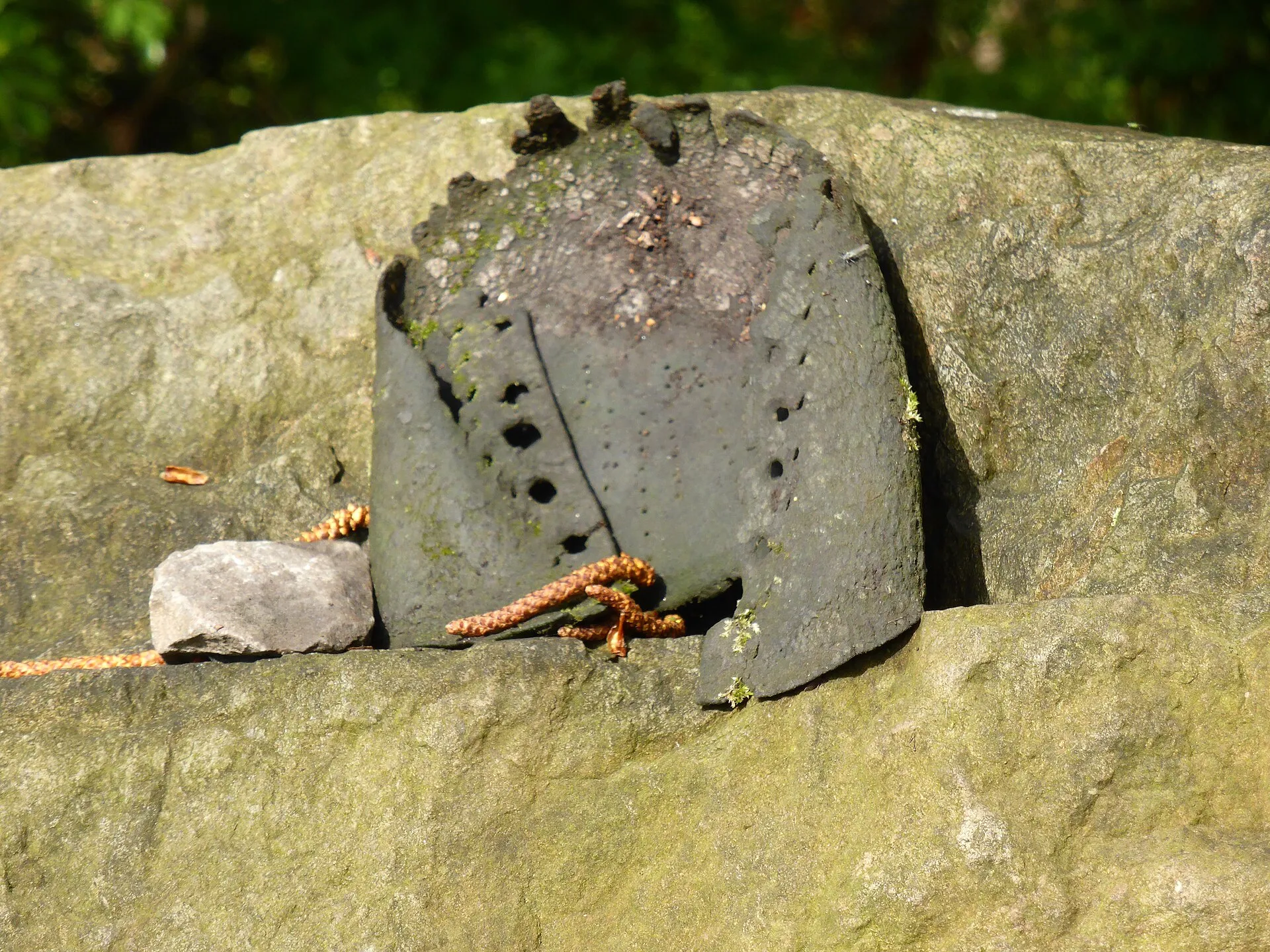 Festungsring Köln : Gedenkstein Fort V Müngersdorf (Fundstück: Schuhsohle eines ehem. Häftlings).