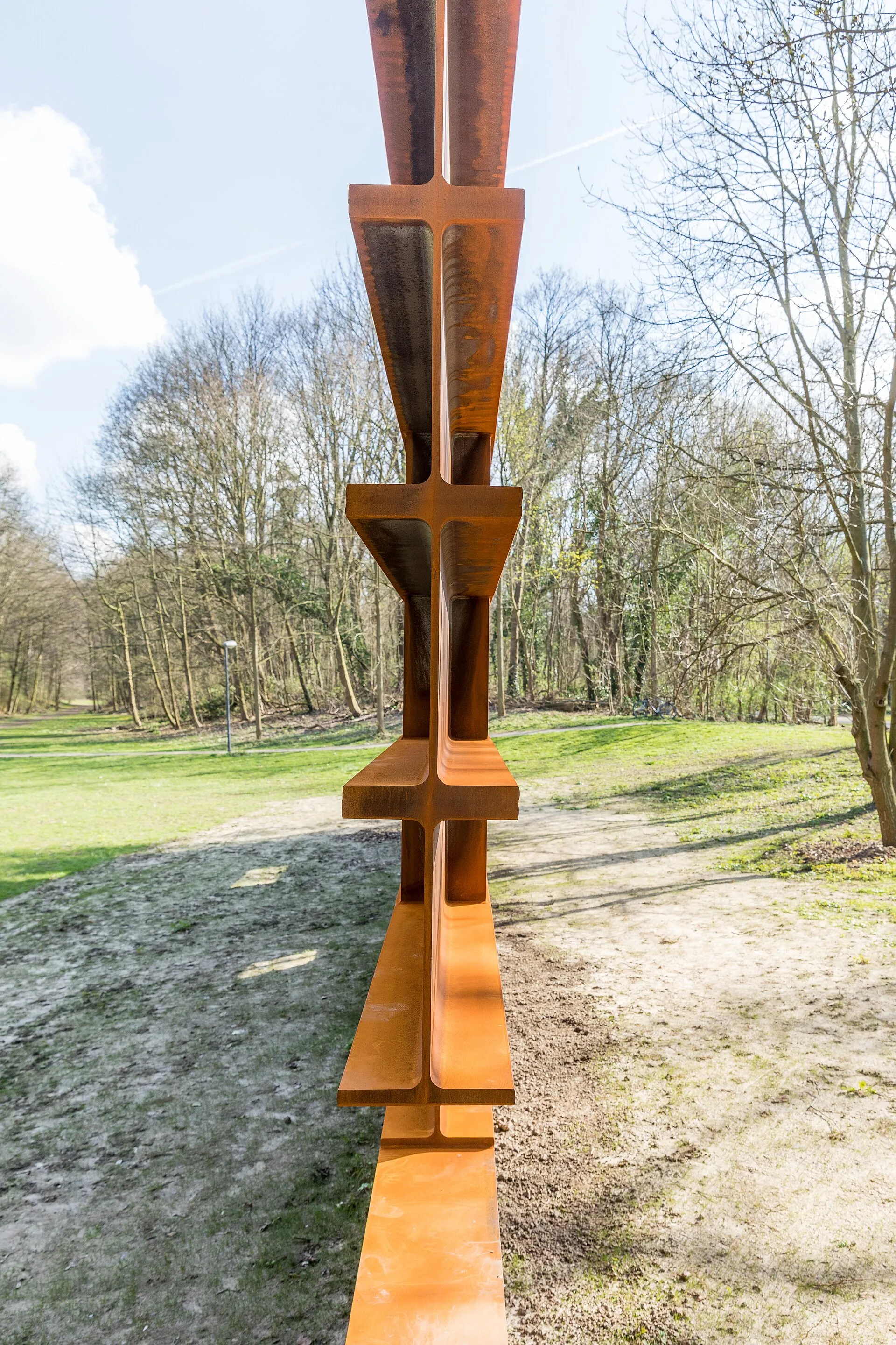 Gedenkort an das Deportationslager Köln-Müngersdorf. Skulptur aus Cortenstrahl nach einem Entwurf des Kölner Architekten Simon Ungers. Posthum errichtet im Janu