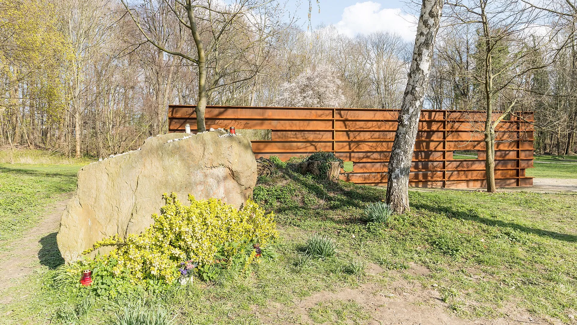 Gedenkort an das Deportationslager Köln-Müngersdorf. Skulptur aus Cortenstrahl nach einem Entwurf des Kölner Architekten Simon Ungers. Posthum errichtet im Janu