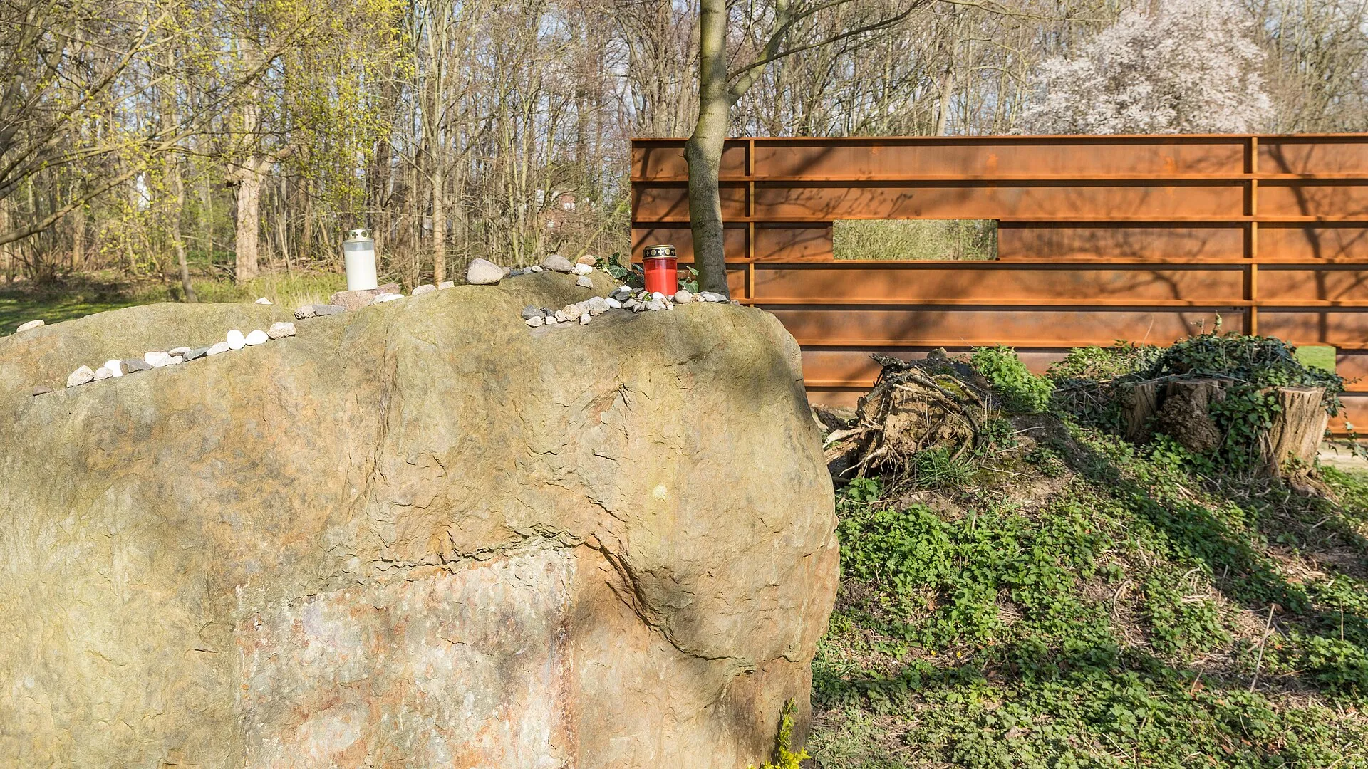 Gedenkort an das Deportationslager Köln-Müngersdorf. Skulptur aus Cortenstrahl nach einem Entwurf des Kölner Architekten Simon Ungers. Posthum errichtet im Janu