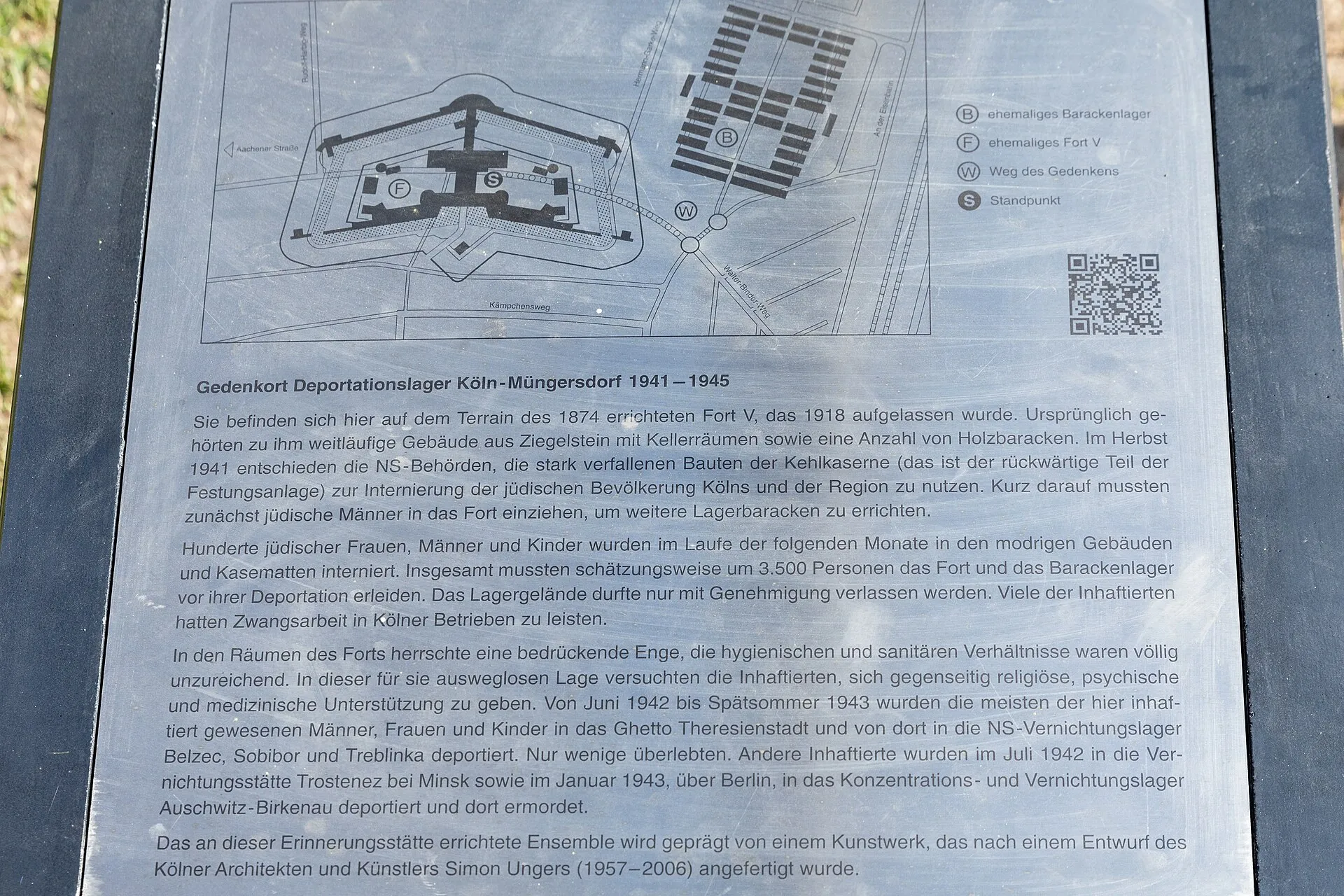 Gedenkort an das Deportationslager Köln-Müngersdorf. Skulptur aus Cortenstrahl nach einem Entwurf des Kölner Architekten Simon Ungers. Posthum errichtet im Janu