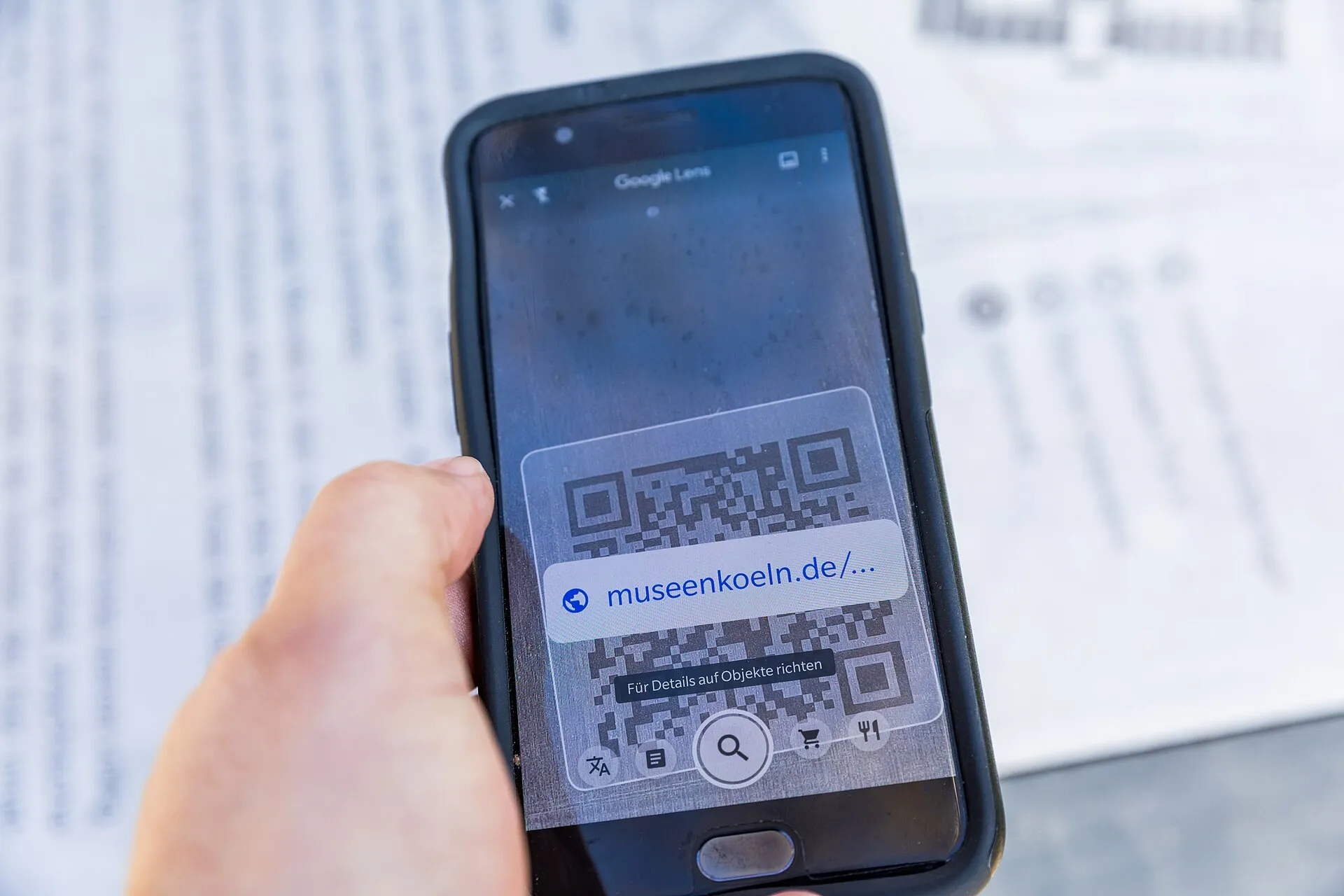Gedenkort an das Deportationslager Köln-Müngersdorf. Scan des QR-Code mit einem Smartphone. Linkziel: https://museenkoeln.de/ns-dokumentationszentrum/default.as