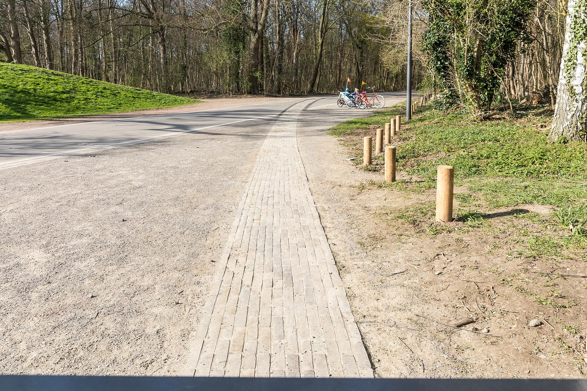Gedenkort an das Deportationslager Köln-Müngersdorf. Symbolisch neu gepflasterter Weg aus Ziegeln vom ehemaligen Fort V zum Barackenlager