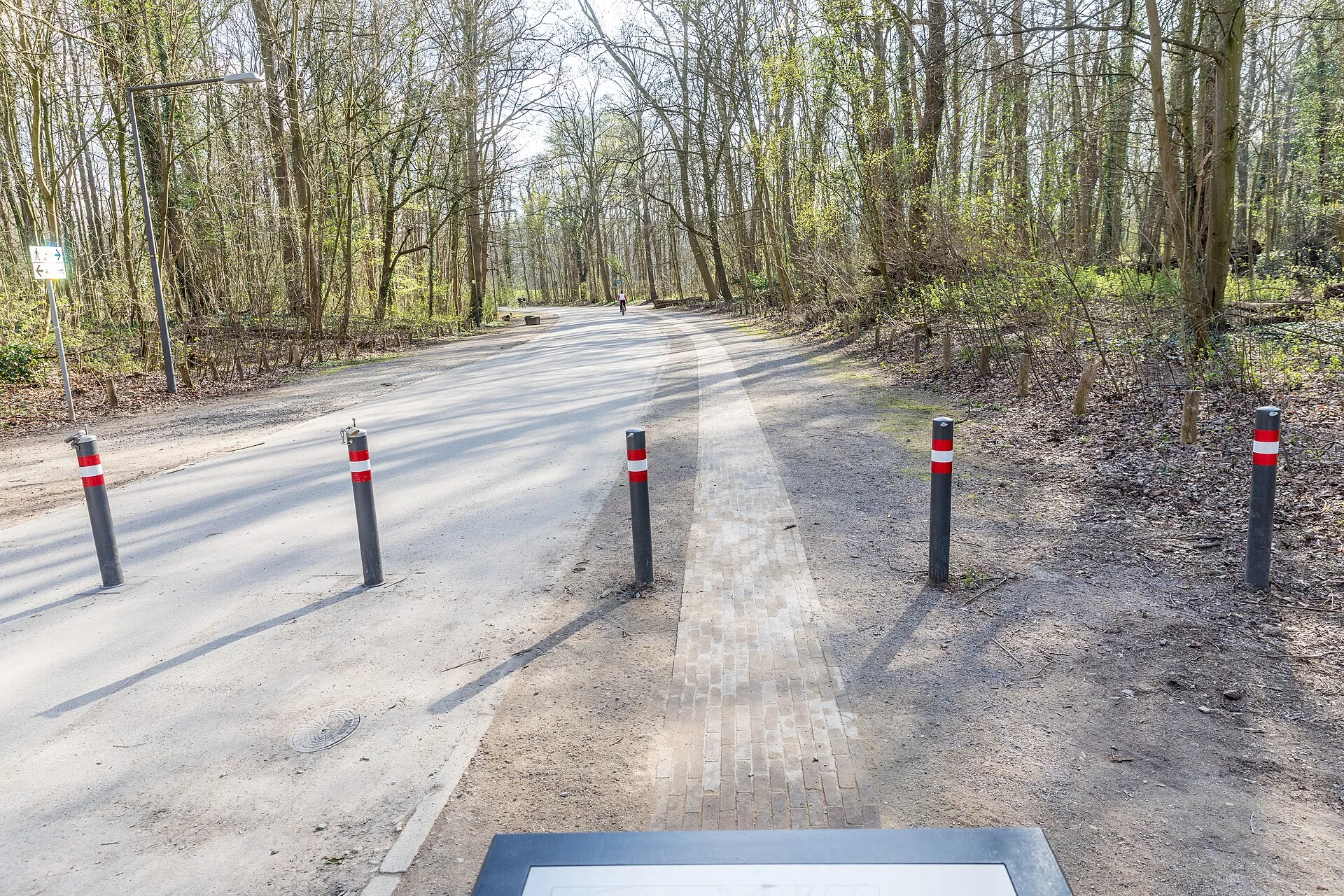 Gedenkort an das Deportationslager Köln-Müngersdorf. Symbolisch neu gepflasterter Weg aus Ziegeln vom Barackenlager zum ehemaligen Fort V mit der Anfang 2020 er