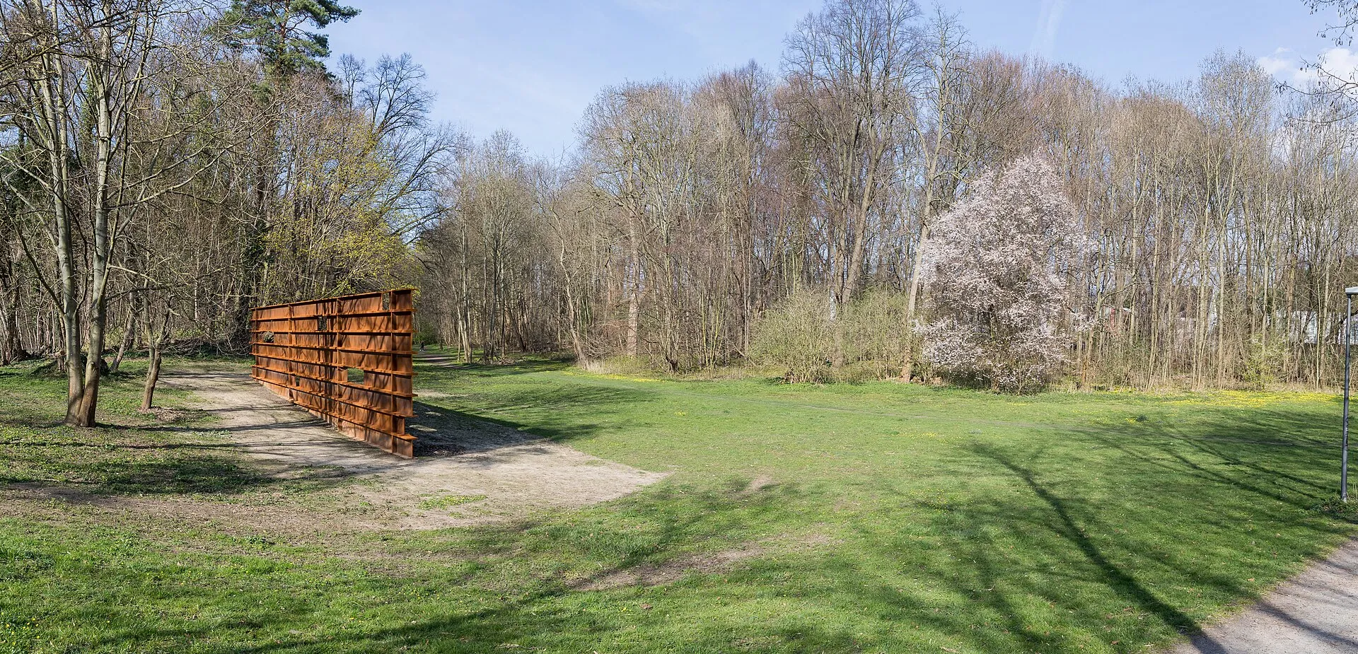 Gedenkort an das Deportationslager Köln-Müngersdorf. Skulptur aus Cortenstrahl nach einem Entwurf des Kölner Architekten Simon Ungers. Posthum errichtet im Janu