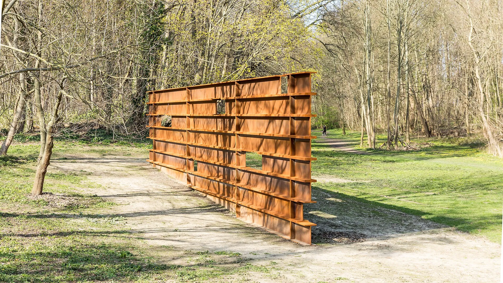 Gedenkort an das Deportationslager Köln-Müngersdorf. Skulptur aus Cortenstrahl nach einem Entwurf des Kölner Architekten Simon Ungers. Posthum errichtet im Janu
