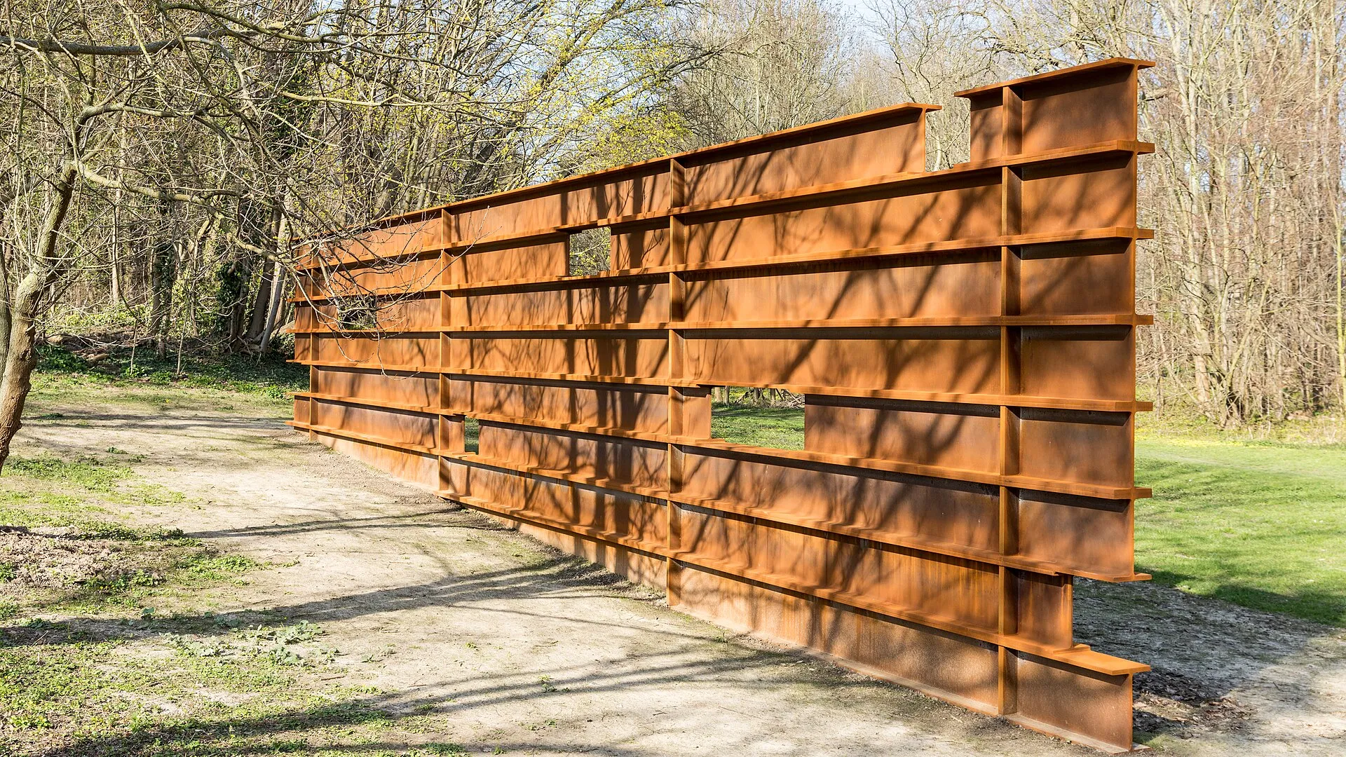 Gedenkort an das Deportationslager Köln-Müngersdorf. Skulptur aus Cortenstrahl nach einem Entwurf des Kölner Architekten Simon Ungers. Posthum errichtet im Janu