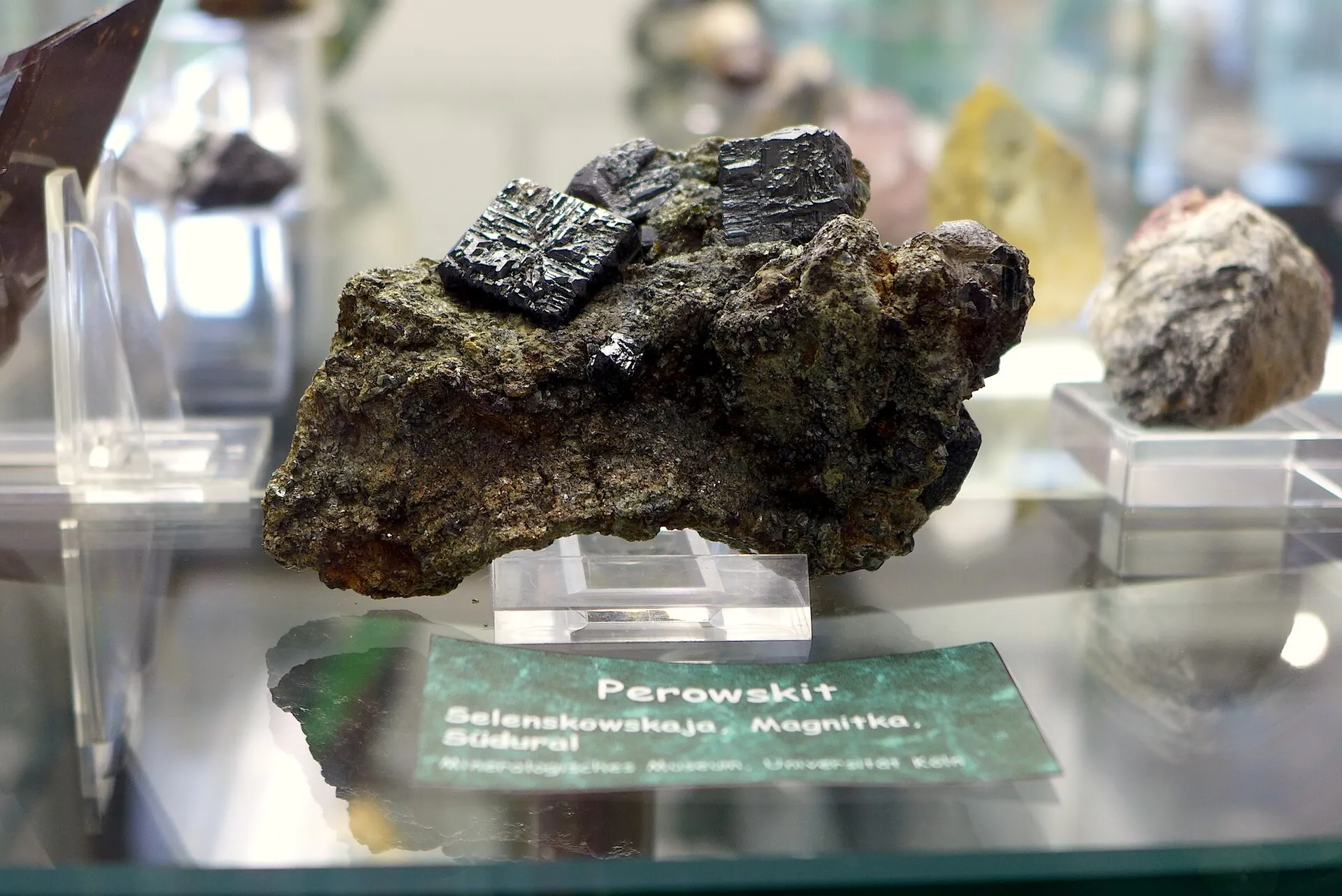 Perowskit aus Selenskowskaja, Magnitka , Ural, Russland – ausgestellt im GeoMuseum der Universität zu Köln.