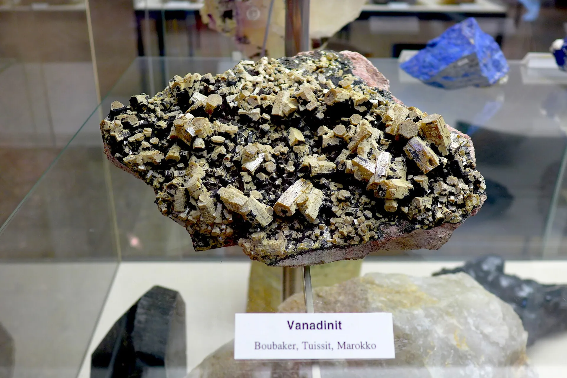 Vanadinit aus Boubaker, Tuissit, Marokko – ausgestellt im GeoMuseum der Universität zu Köln.