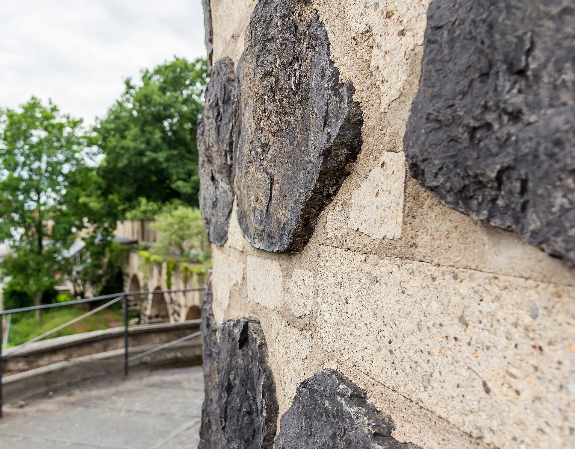 Gereonsmühle Köln mit Stadtmauer. Die Mühle ist aus Säulenbasalt und Tuffsteinschichten im Wechsel errichtet.