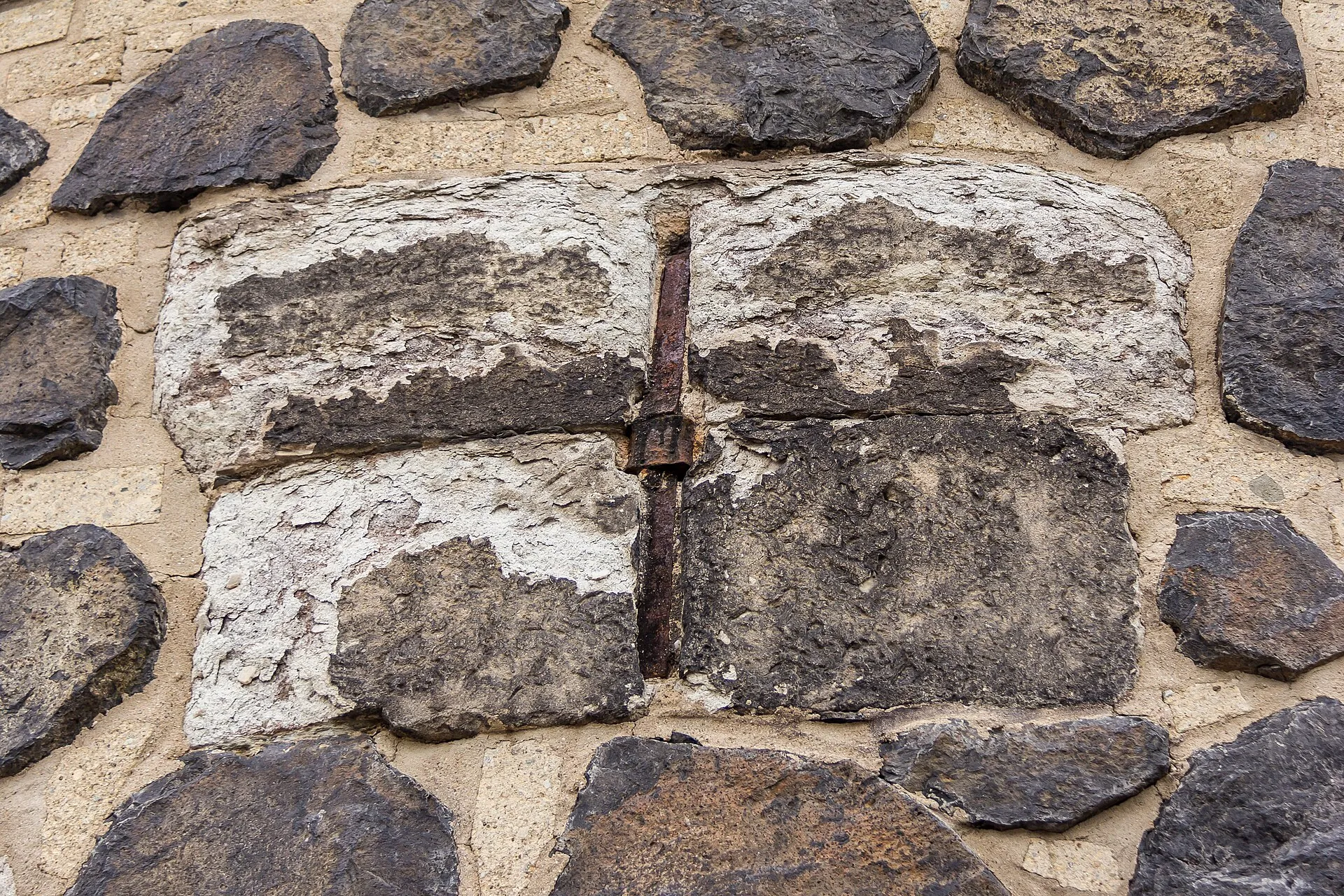 Gereonsmühle Köln mit Stadtmauer. Die Mühle ist aus Säulenbasalt und Tuffsteinschichten im Wechsel errichtet. Detail: Maueranker