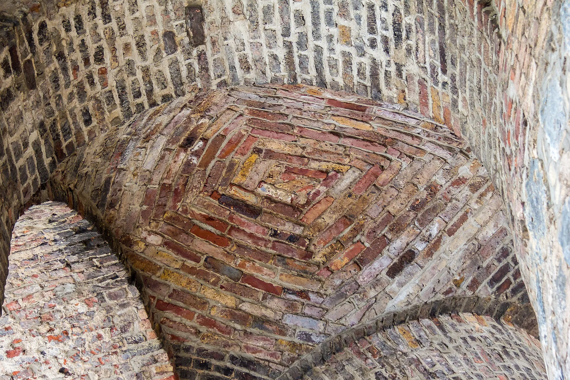 Gereonsmühle Köln mit Stadtmauer. Gewölbe aus Ziegelsteinen von rundbogig miteinander verbundenen Pfeiler, die den Mühlengang stützen