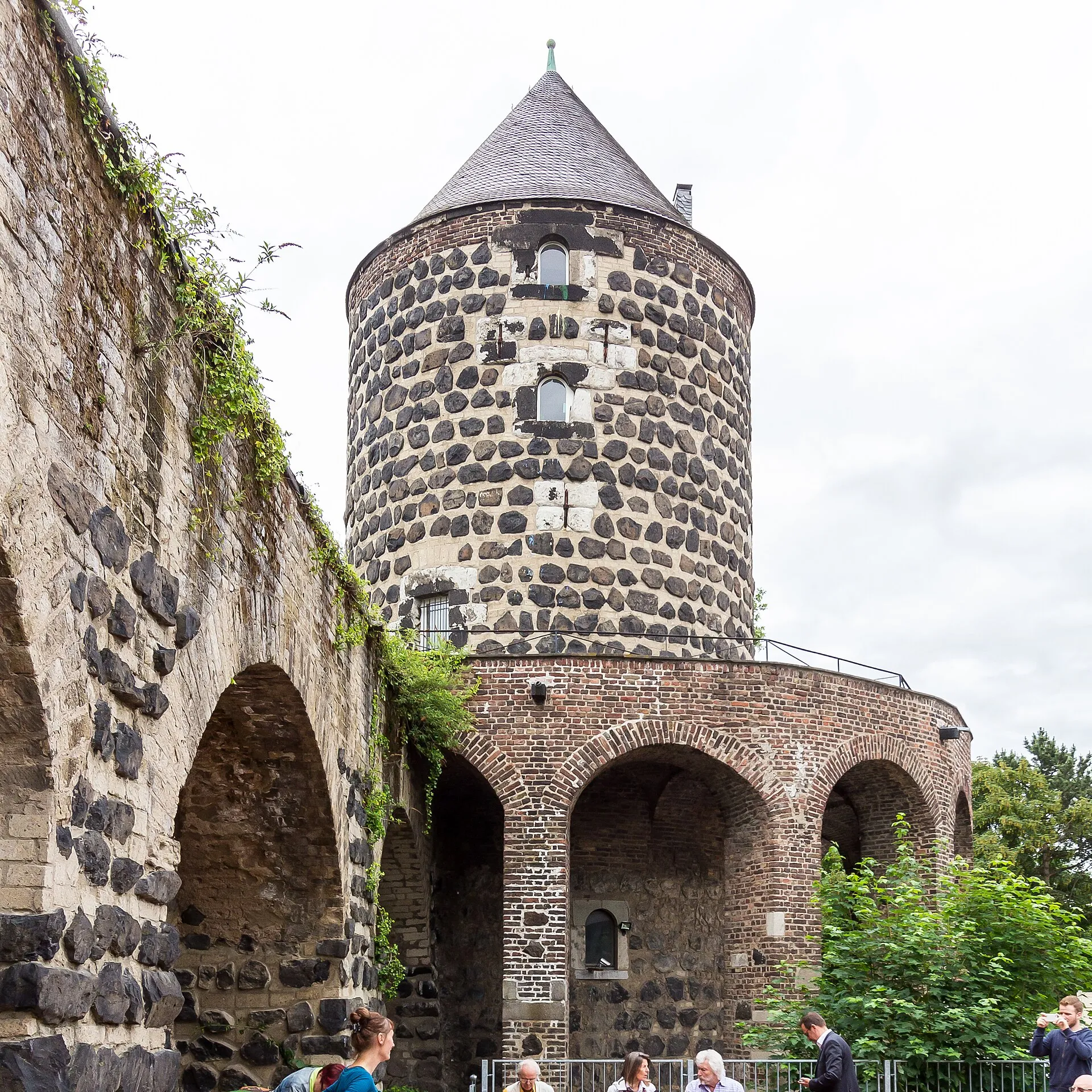 Gereonsmühle Köln mit Stadtmauer. Blick vom stadtseitig angelegten Garten der Stadtmauer (links mit rundbogigen Blendarkaden) auf die rundbogig miteinander verb