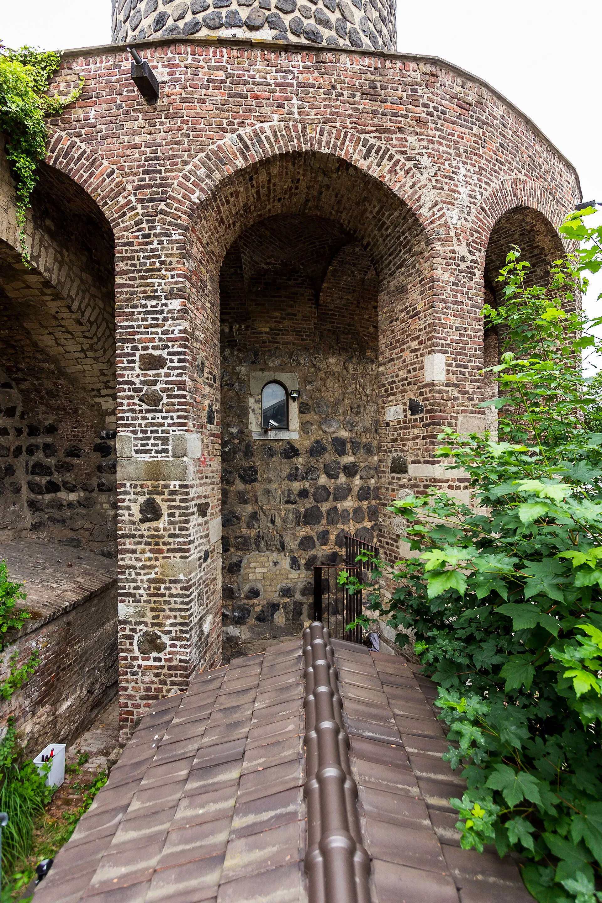 Gereonsmühle Köln mit Stadtmauer. Blick vom stadtseitig angelegten Garten der Stadtmauer auf die rundbogig miteinander verbundenen Pfeiler, die den Mühlengang s