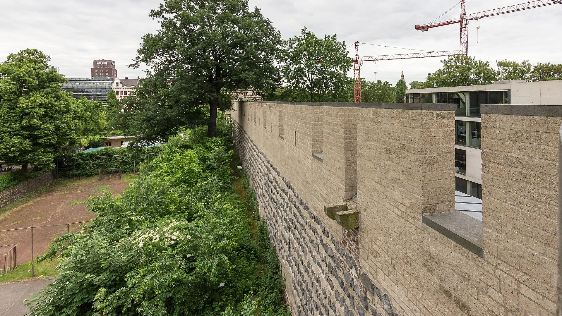 Gereonsmühle Köln mit Stadtmauer. Blick vom südöstlichen Halbturm (Teil vom Wohnhaus Hans Schilling) auf die Feldseite der Stadtmauer mit Wurfnase