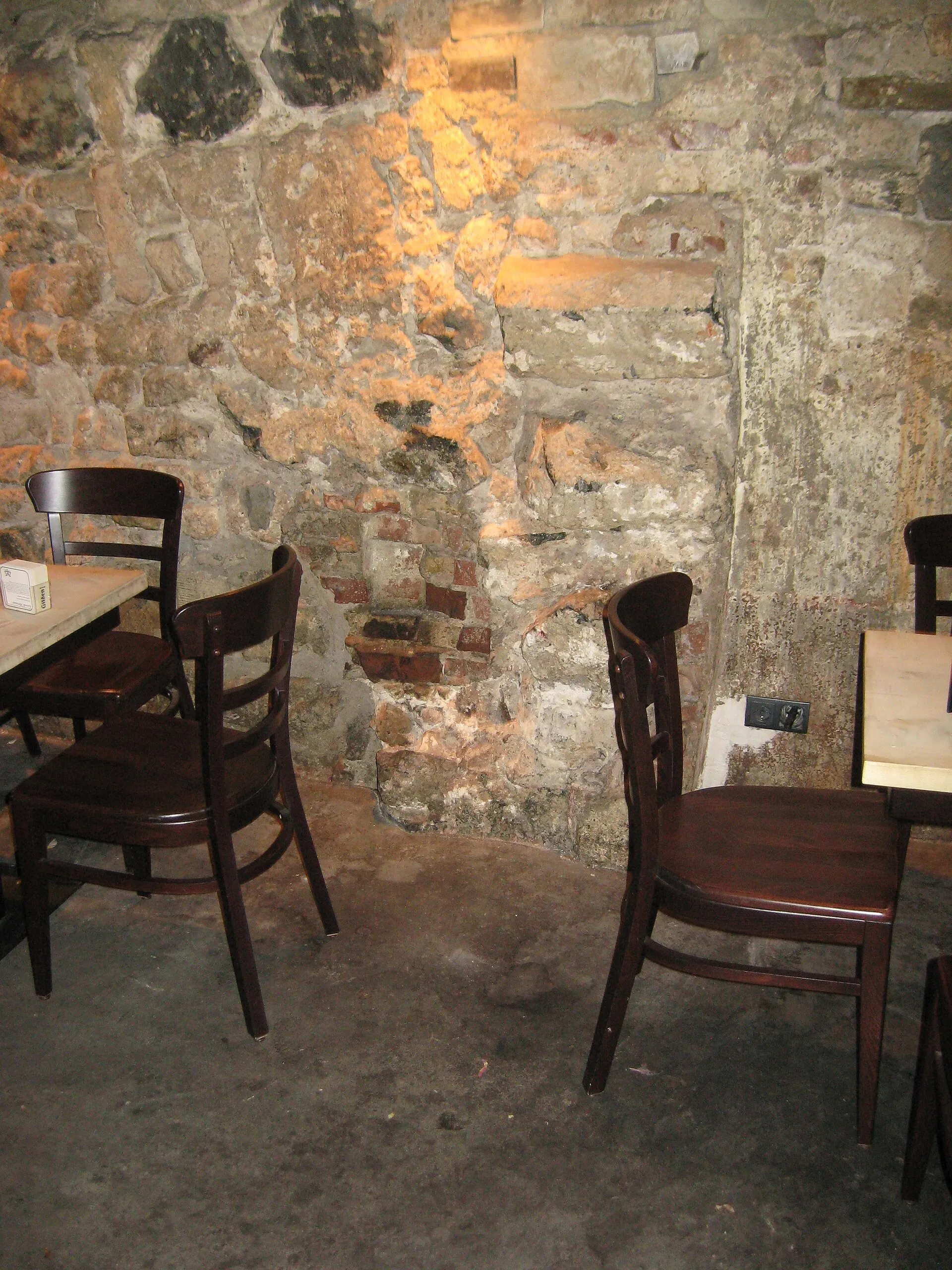 (Details - Innenbereich/Römermauer) Brauhaus "Gilden im Zims - Heimat kölscher Helden" (hist. Haus "Zum Sankt Peter"), Köln Heumarkt