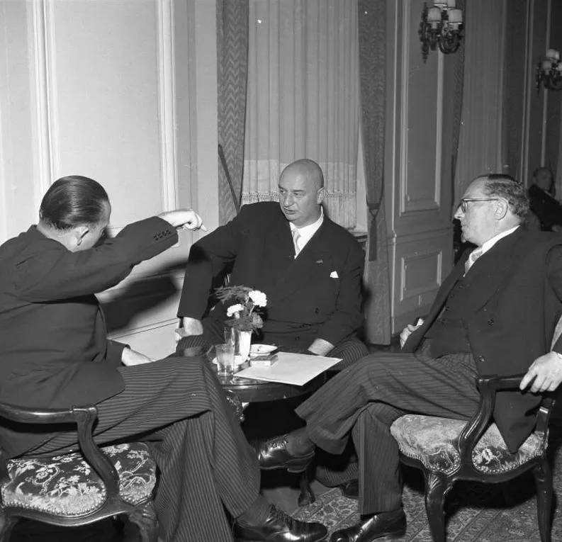 For documentary purposes the German Federal Archive often retained the original image captions , which may be erroneous, biased, obsolete or politically extreme