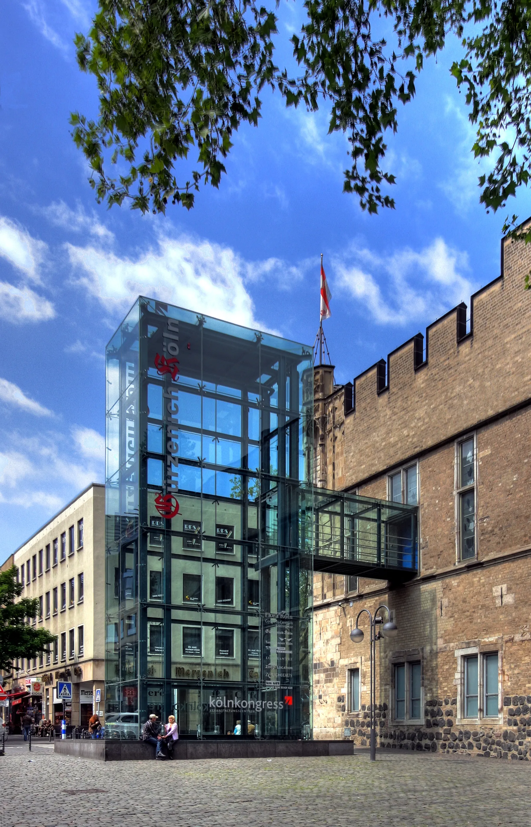 Günter-Wand-Platz in Köln, Südseite des Gürzenich, mit gläsernem Aufzug.