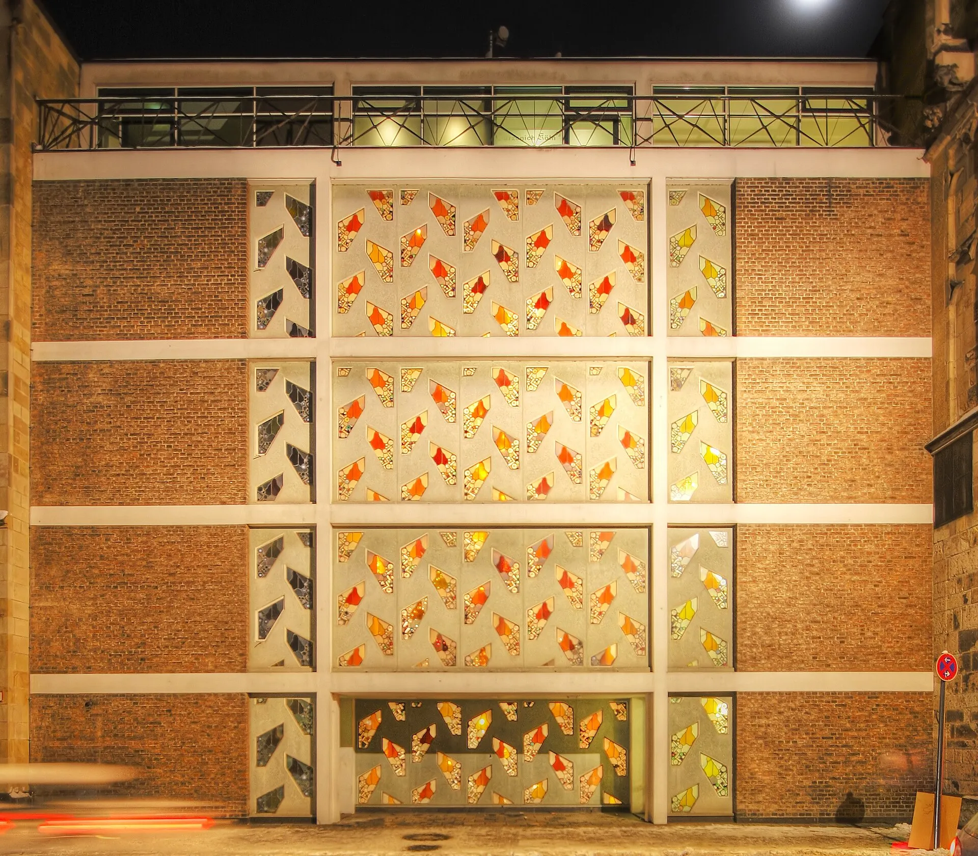 Der Gürzenich in Köln: Die Westfassade des Neubaus am Quatermarkt mit dem Motiv „Fallende Blätter“ im Betonmaßwerg von Hans Lünenborg, 1953 (