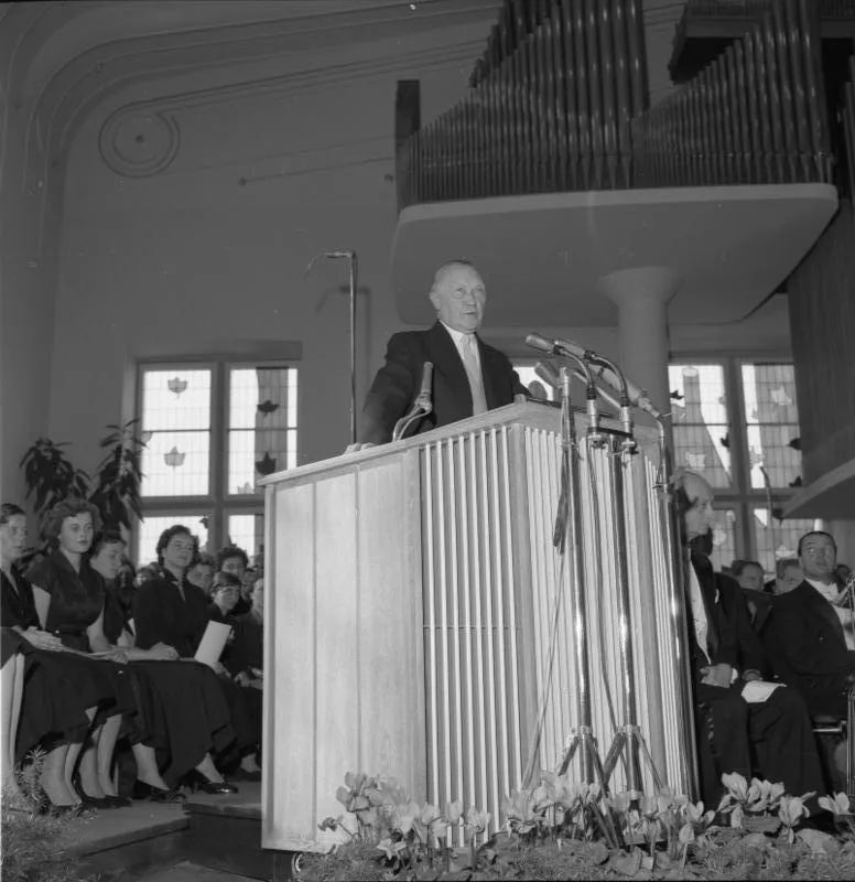 For documentary purposes the German Federal Archive often retained the original image captions , which may be erroneous, biased, obsolete or politically extreme