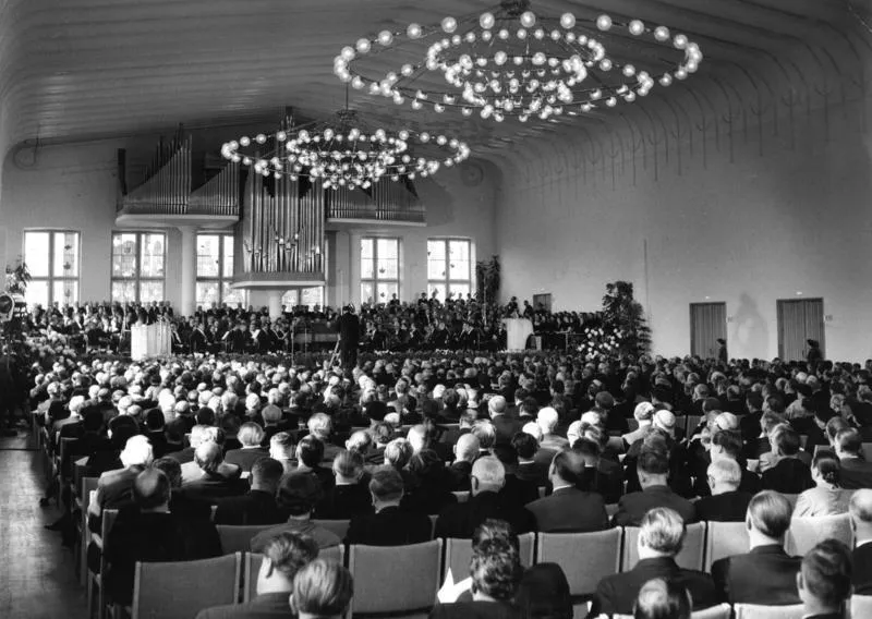 For documentary purposes the German Federal Archive often retained the original image captions , which may be erroneous, biased, obsolete or politically extreme