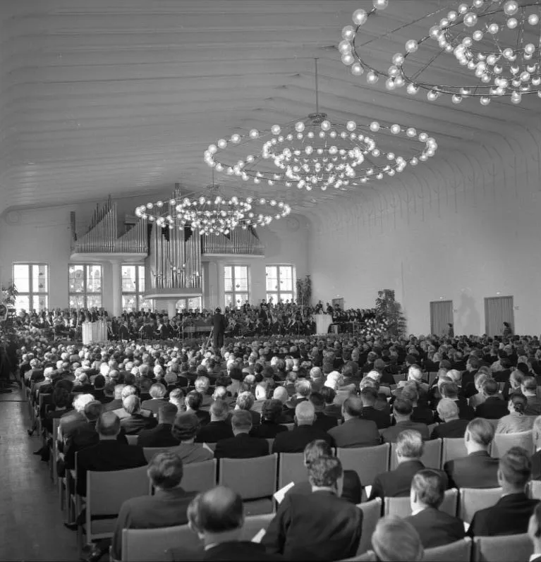 For documentary purposes the German Federal Archive often retained the original image captions , which may be erroneous, biased, obsolete or politically extreme