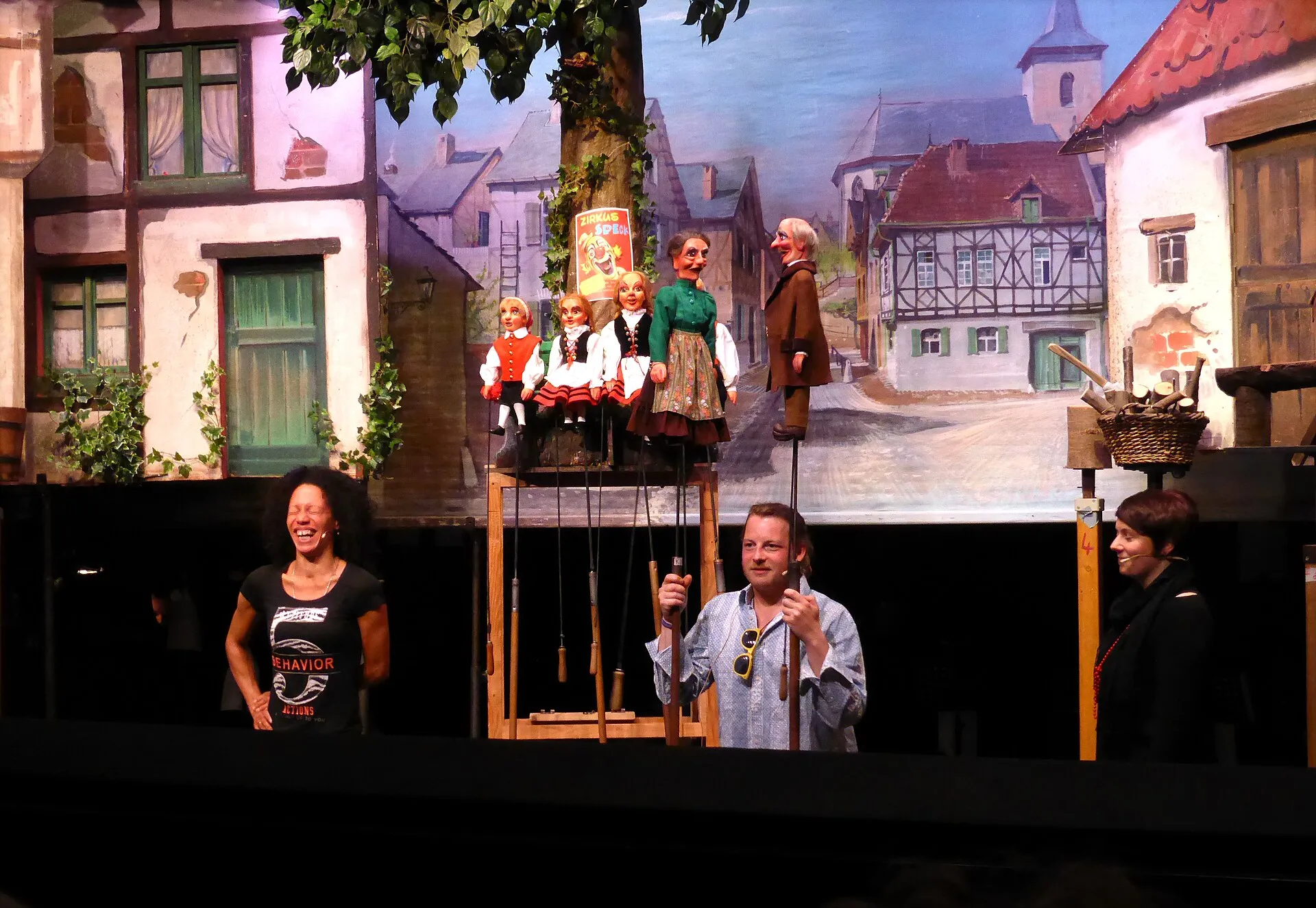 Hänneschen-Theater , "Hinger d'r Britz" im Mai 2016. Puppenspieler: Links: Katja Solange Wiesner Mitte: Stefan Mertens Rechts: Verena Wessel