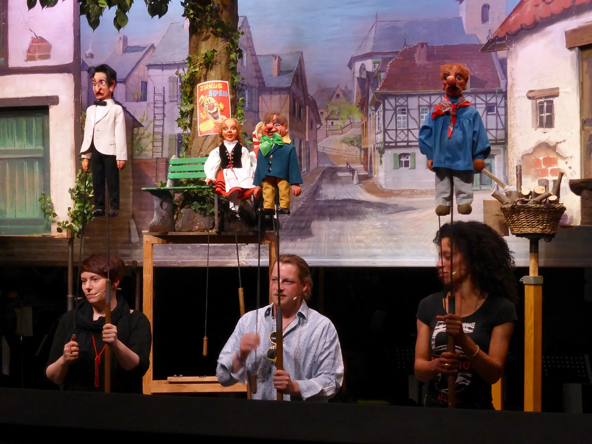 Hänneschen-Theater , "Hinger d'r Britz" im Mai 2016. Puppenspieler: Links: Verena Wessel Mitte: Stefan Mertens Rechts: Katja Solange Wiesner