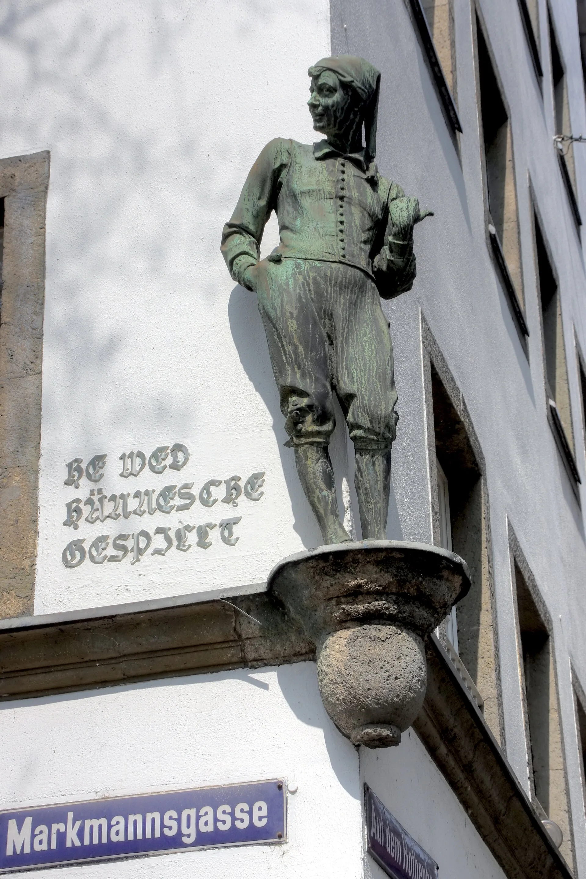 Hänneschen, das zum Hänneschen-Theater weist (2010)