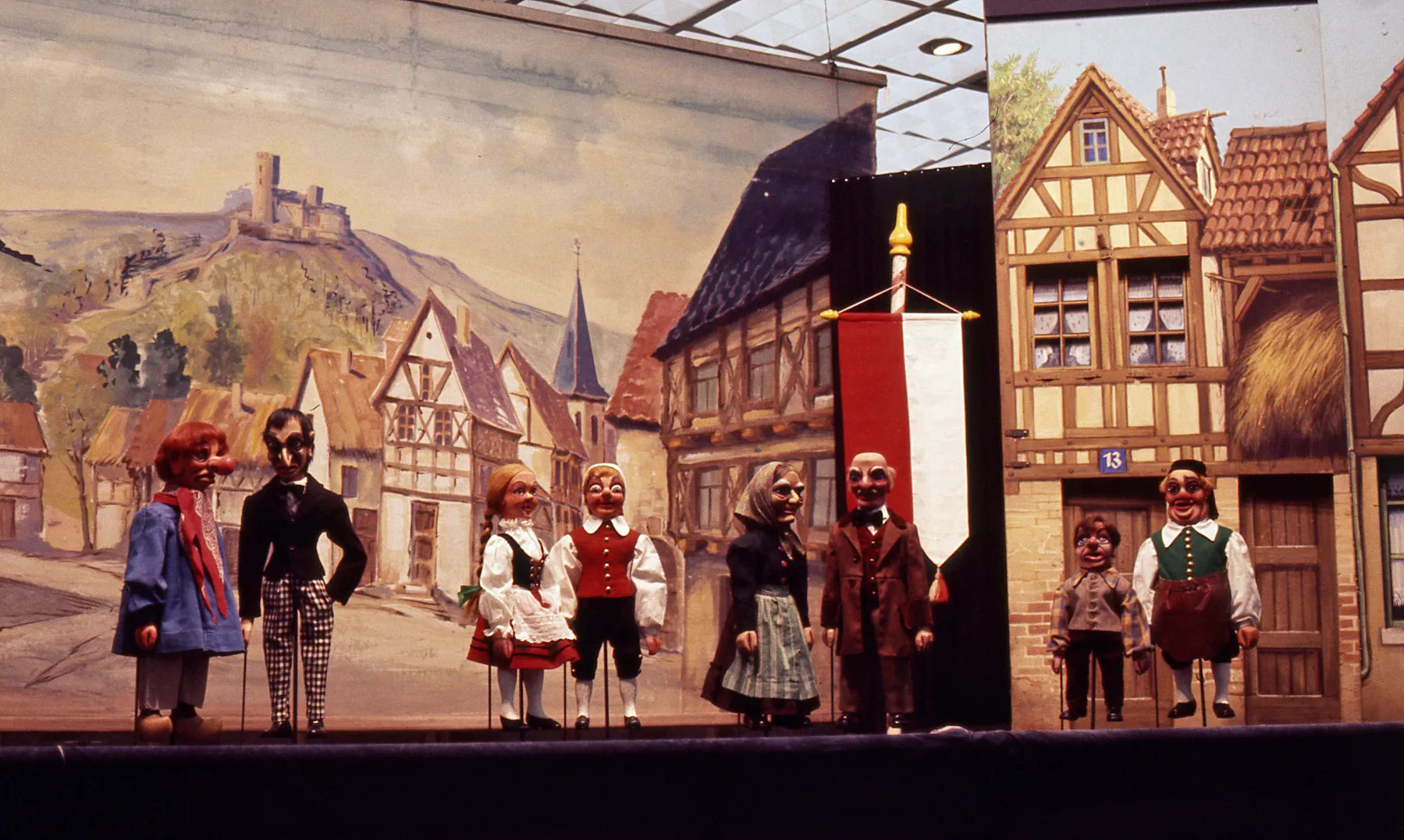 Theater-Vorstellung (1971). Von links: Tünnes, Schäl, Bärbelchen, Hänneschen, Bestemo, Besteva, Speimanes, Mählwurms Pitter