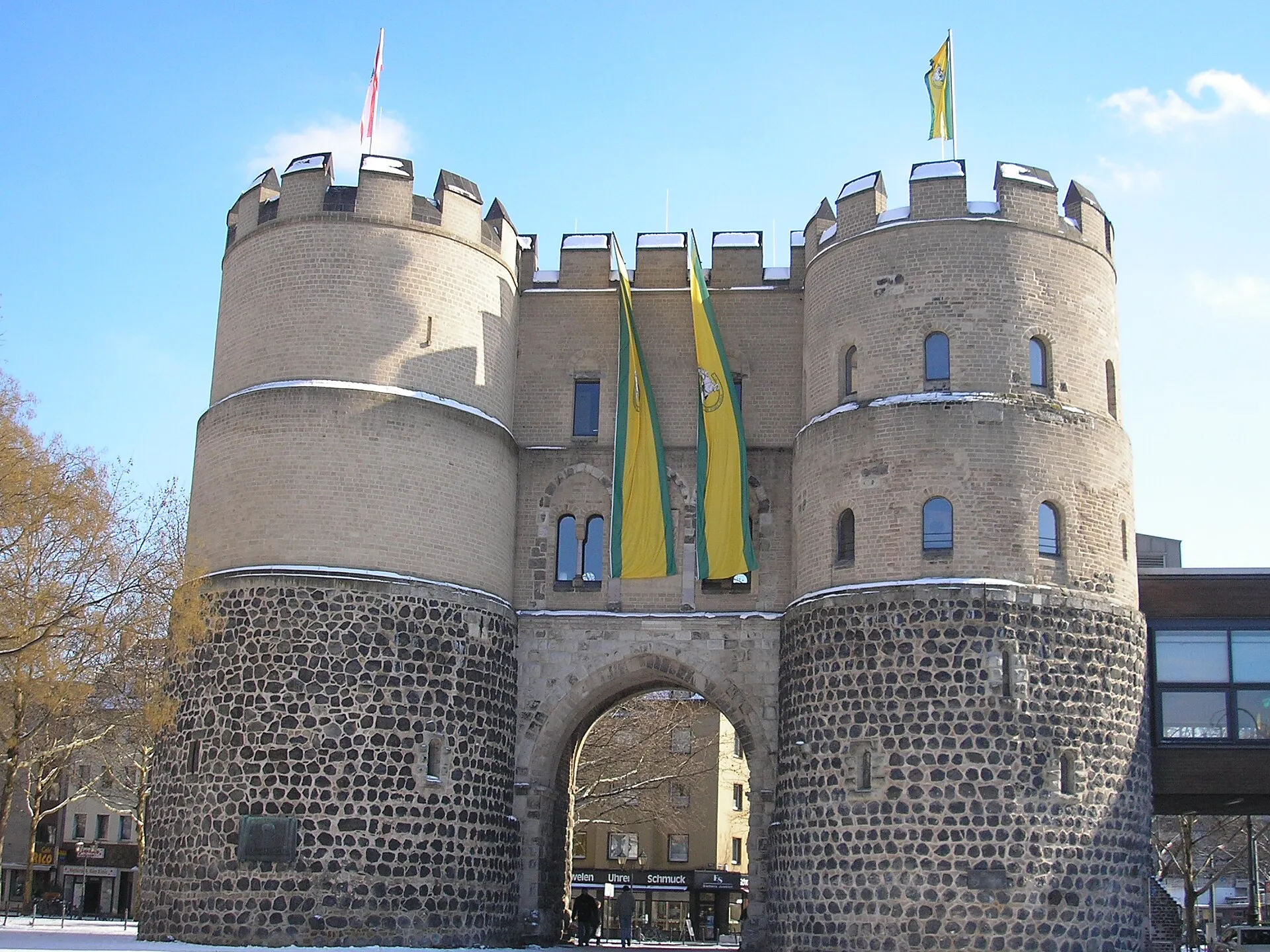 Die Kölner Hahnentorburg im Fahnenschmuck der Ehrengarde der Stadt Köln zu Karneval.