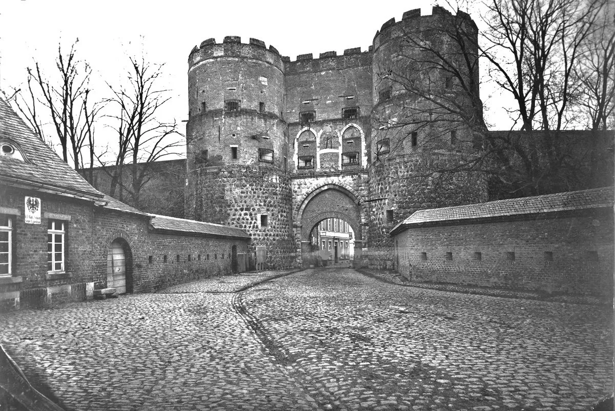 Rudolfplatz – Hahnentor, Feldseite vor Abbruch der Stadtmauer (1880)