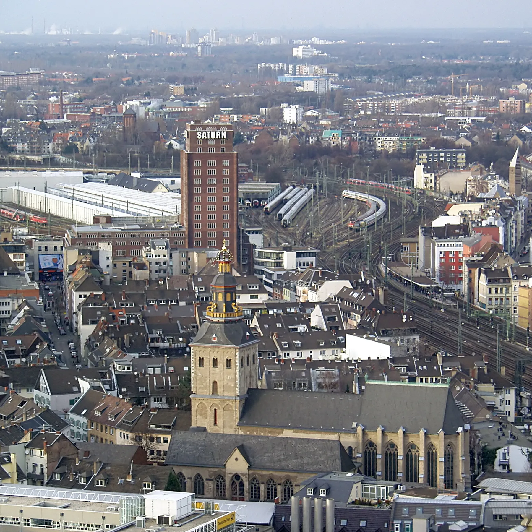 St. Ursula (Köln) , dahinter das Hansahochhaus , vom Südturm des Kölner Domes.