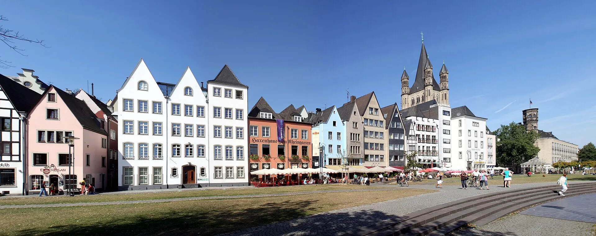 Köln: Rheingarten an der Straße Frankenwerft. Im Hintergrund Groß St. Martin, rechts außen das Stapelhaus. Unterhalb des Rasens verläuft der Rheinufertunnel.