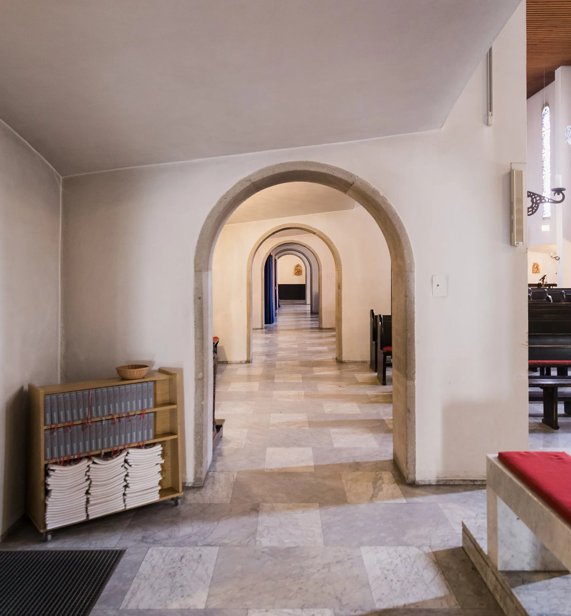 Kirche Heilig Kreuz, Köln-Weidenpesch. Architekt: Heinrich Bartmann, 1931. Blick durchs nördliche Seitenschiff vom Chor aus.
