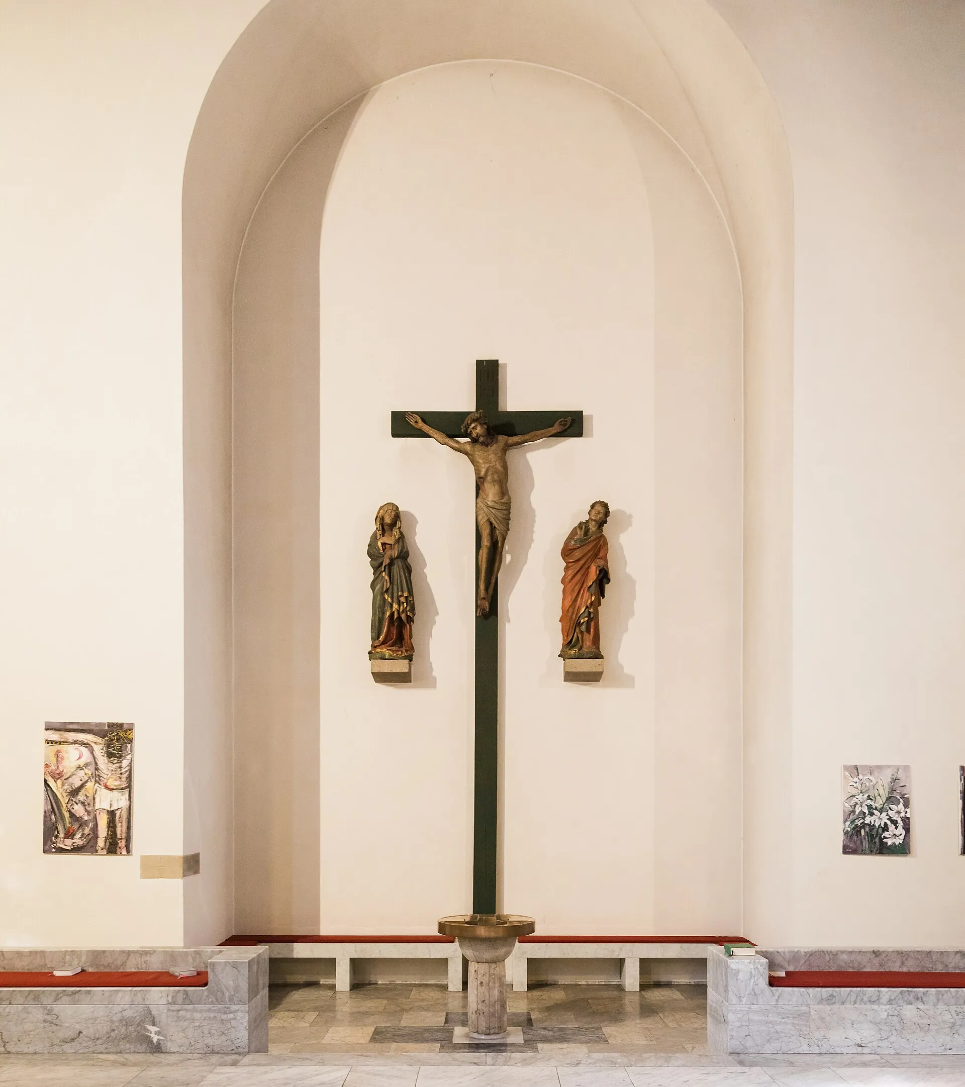 Kirche Heilig Kreuz, Köln-Weidenpesch. Architekt: Heinrich Bartmann, 1931. Altarwand mit Kreuzigungsgruppe, ca. 1410/20