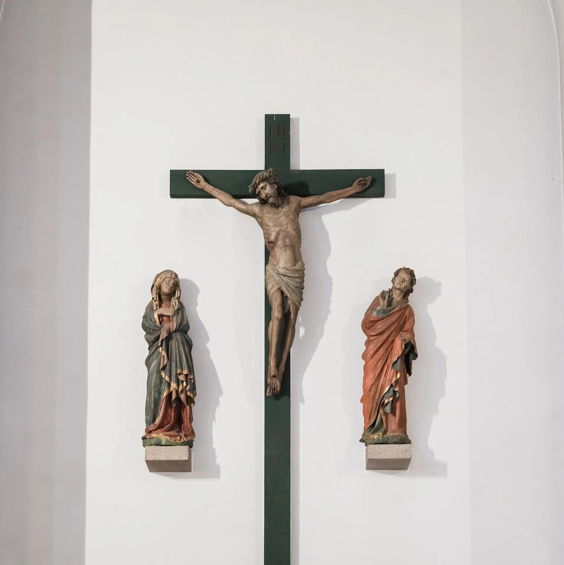 Kirche Heilig Kreuz, Köln-Weidenpesch. Architekt: Heinrich Bartmann, 1931. Altarwand mit Kreuzigungsgruppe, ca. 1410/20