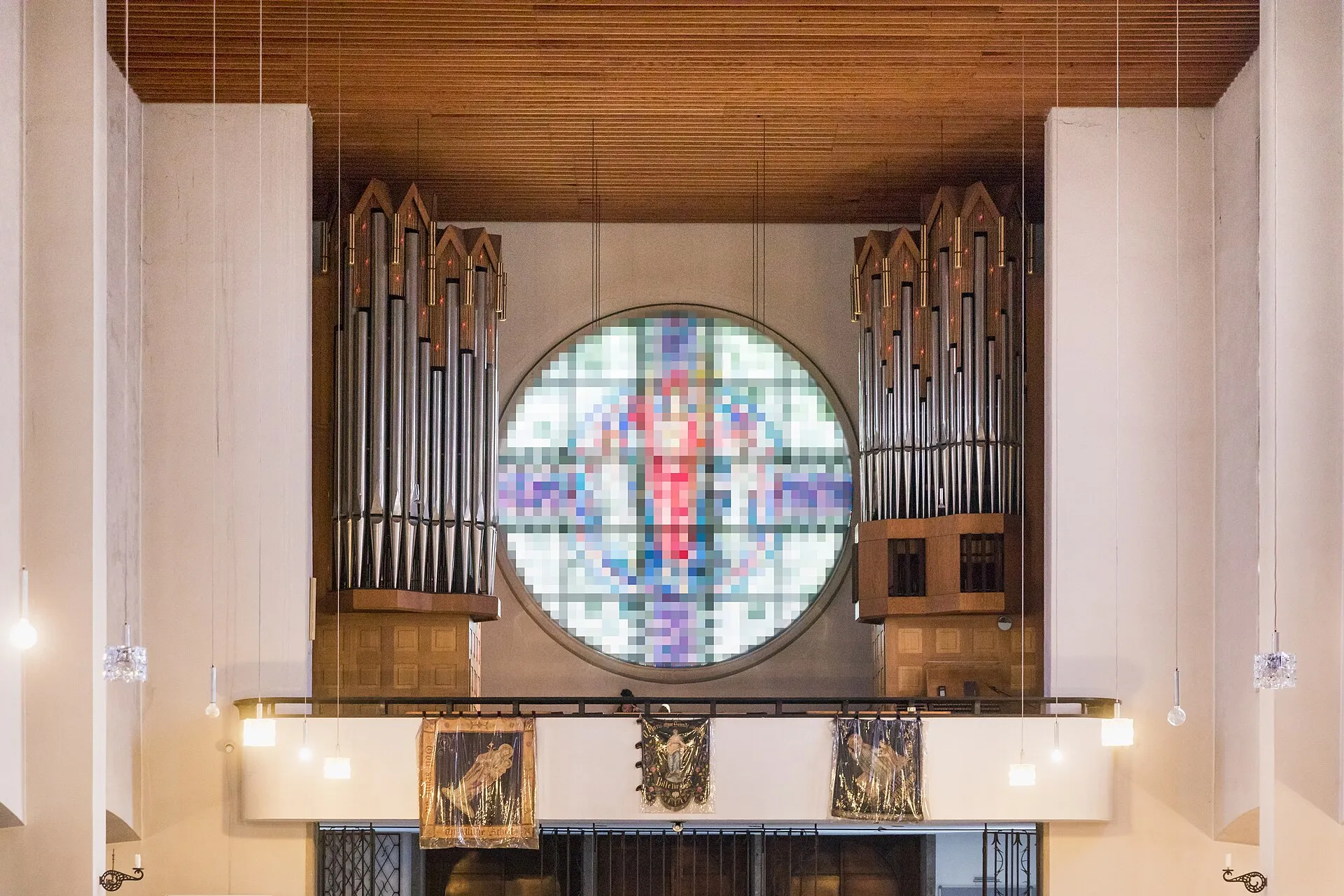 Kirche Heilig Kreuz, Köln-Weidenpesch. Architekt: Heinrich Bartmann, 1931. Orgelempore mit Fensterrosette von Hans Lohbeck (aus urheberrechtlichen Gründen verpi