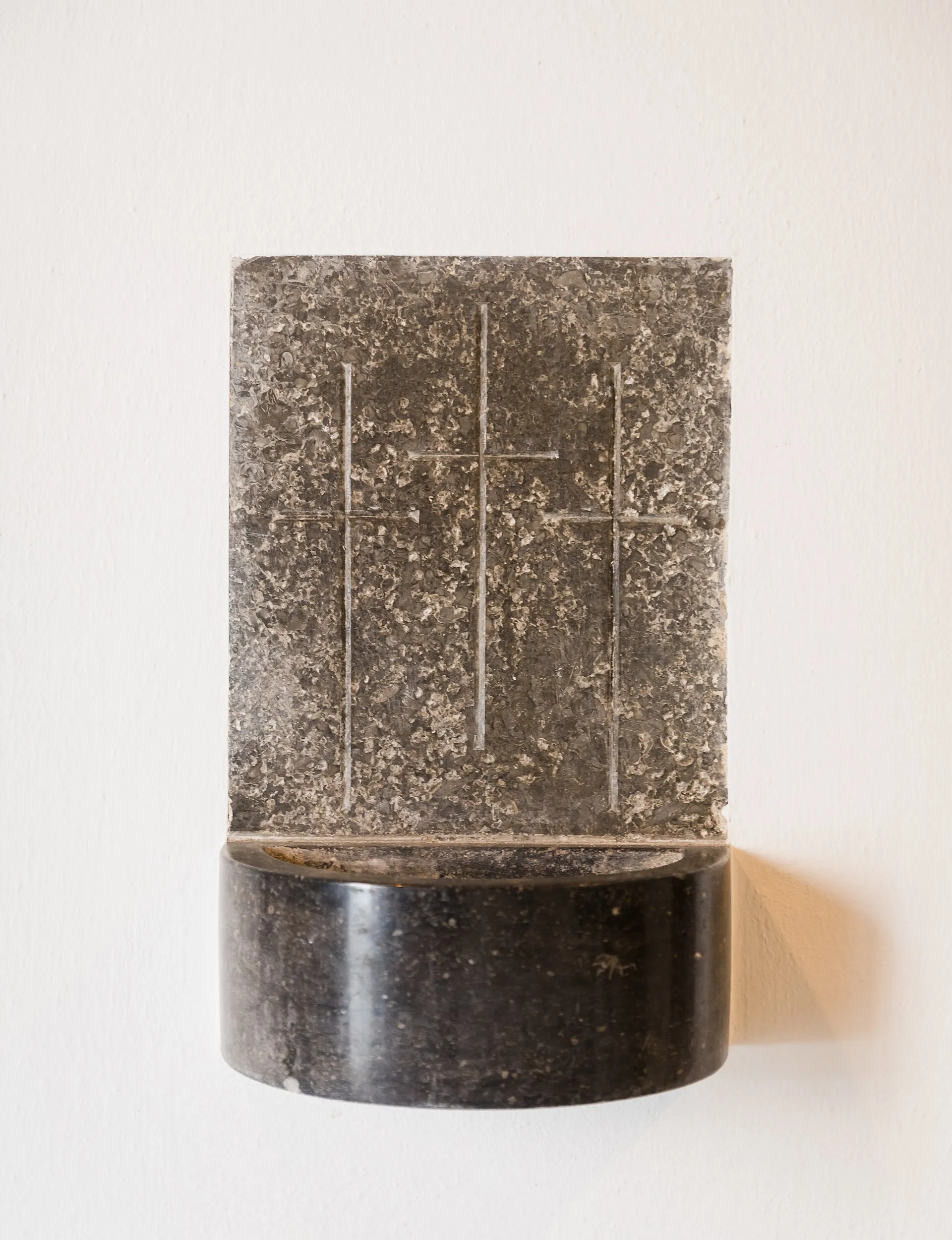 Kirche Heilig Kreuz, Köln-Weidenpesch. Architekt: Heinrich Bartmann, 1931. Weihwasserbecken.