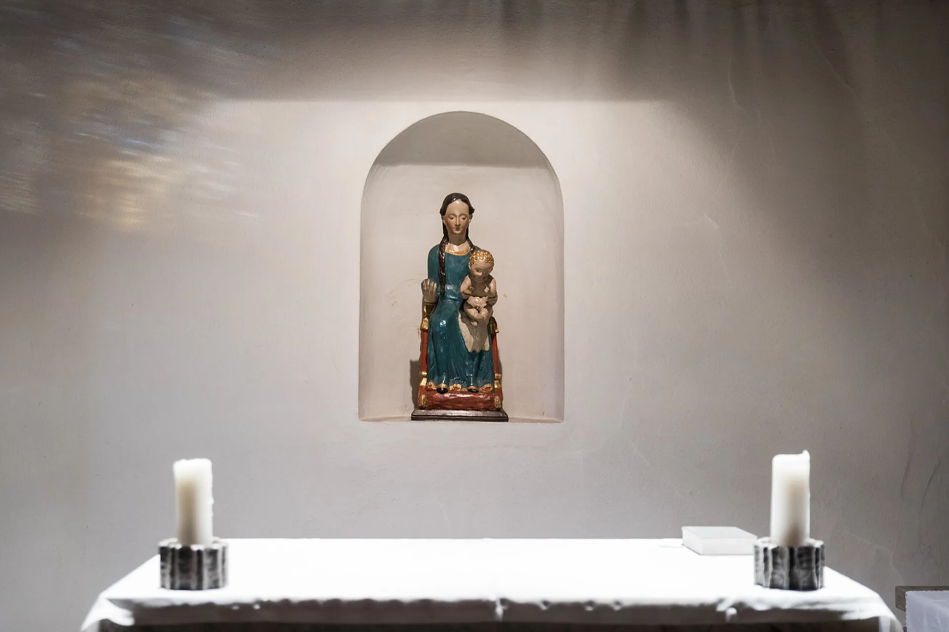 Kirche Heilig Kreuz, Köln-Weidenpesch. Architekt: Heinrich Bartmann, 1931. Marienkapelle mit Merheimer Madonna, 1210/1430