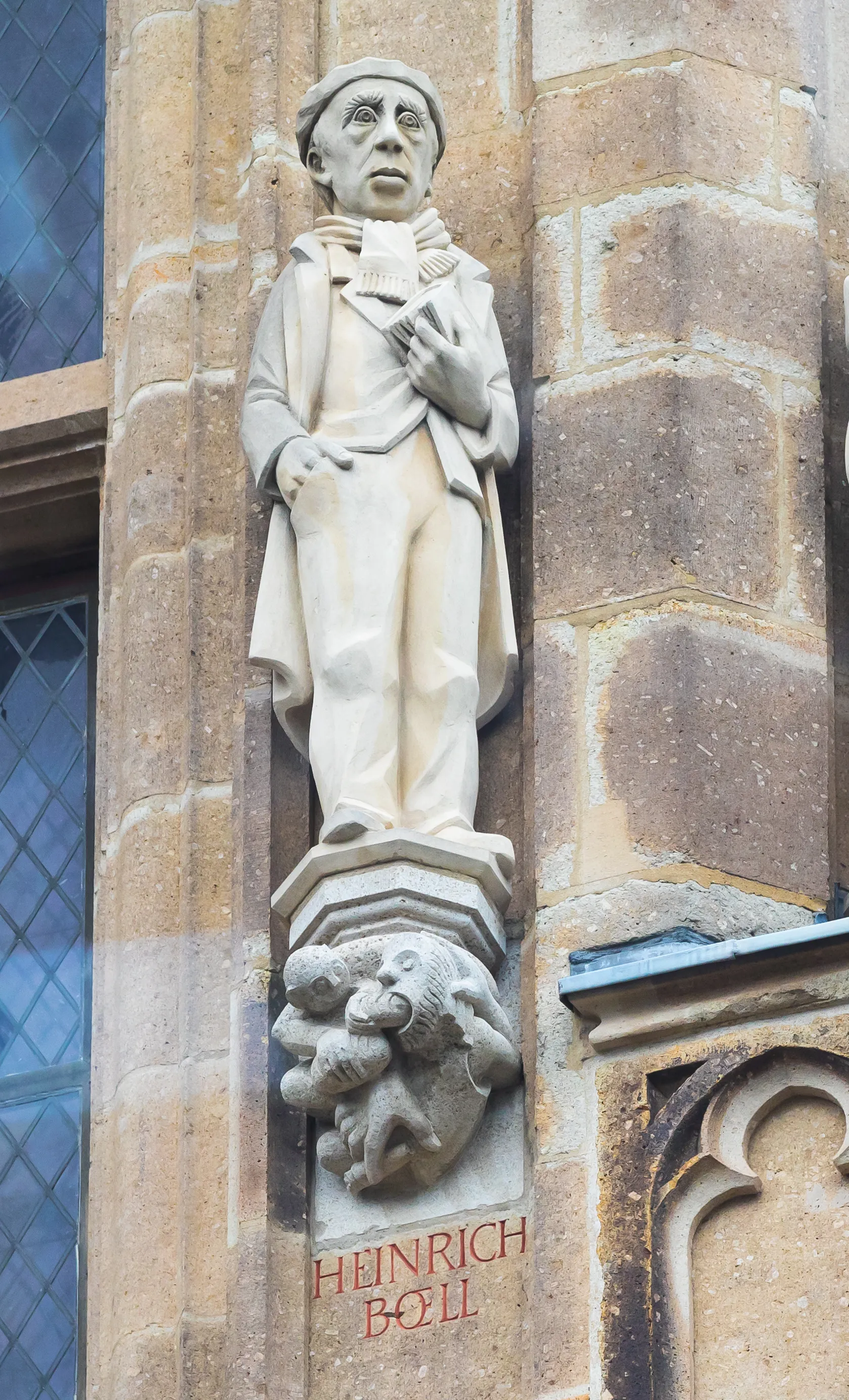 Heinrich Böll als Figur auf dem Kölner Rathausturm