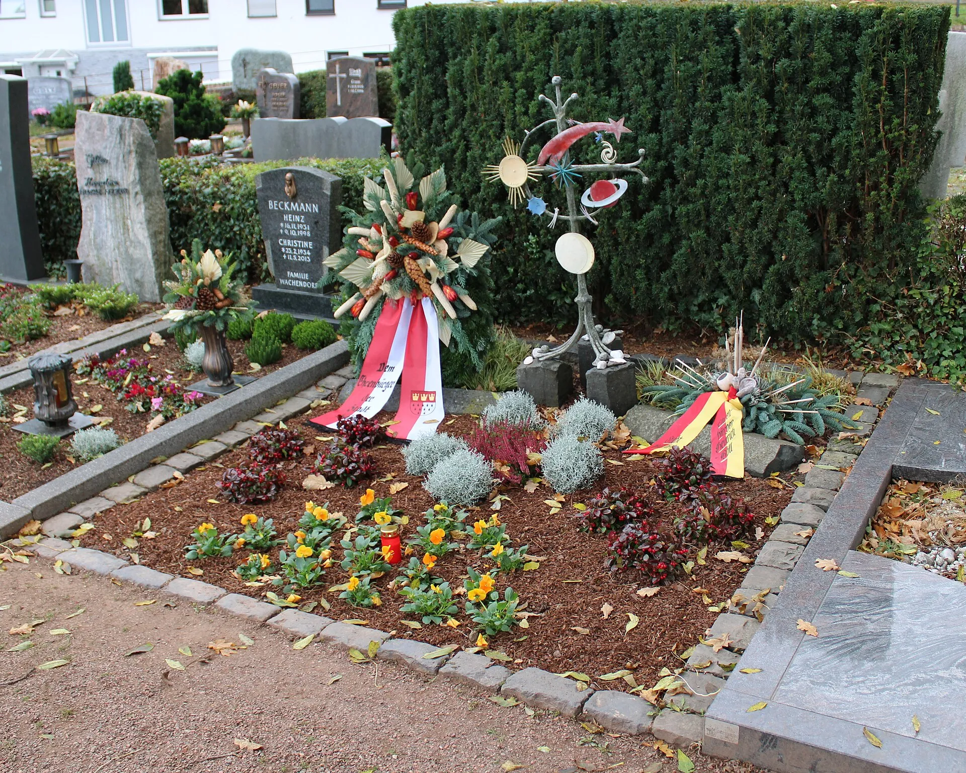 Grab der Eheleute Böll in Merten, gestaltet von ihrem Sohn René Böll