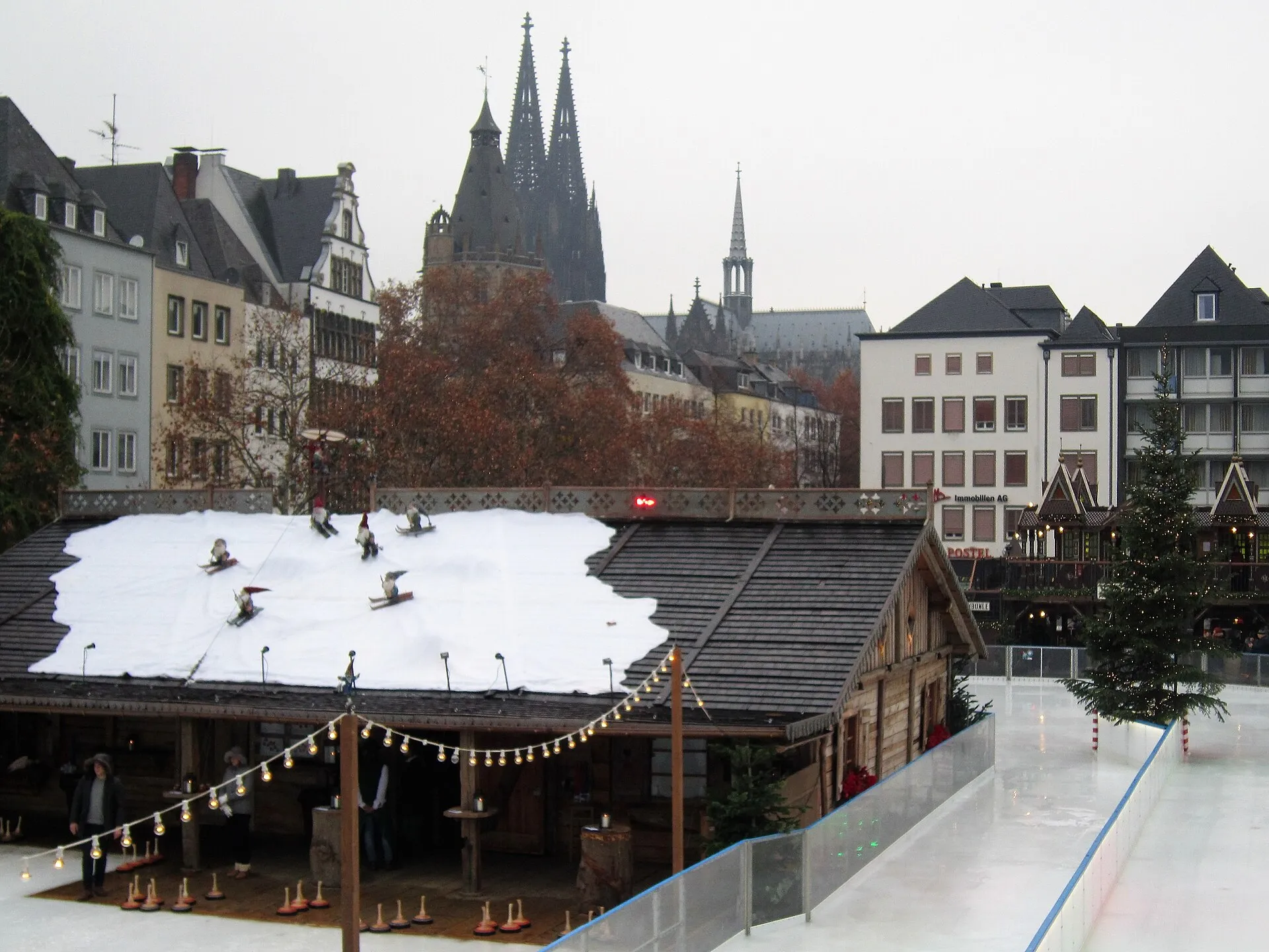 Ski fahrende Heinzelmännchen in "Heinzels Wintermärchen" (dem Weihnachtsmarkt auf dem Heumarkt / Alter Markt in Köln)