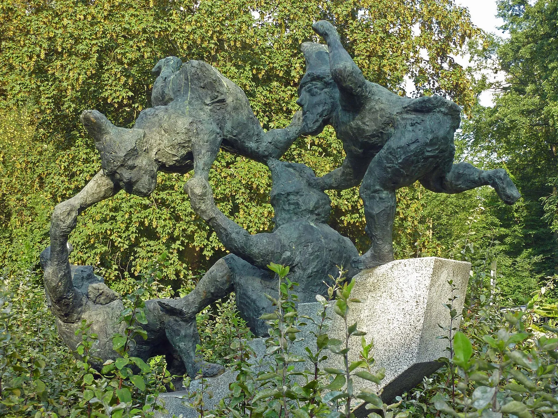 Gruppenplastik 'Vier Heinzelmännchen' (eine Treppe runterpurzelnd) von Werner Richter. Gefertigt aus Bronze und Granit im Jahr 1968. Aufgestellt im Jahr 1981, a