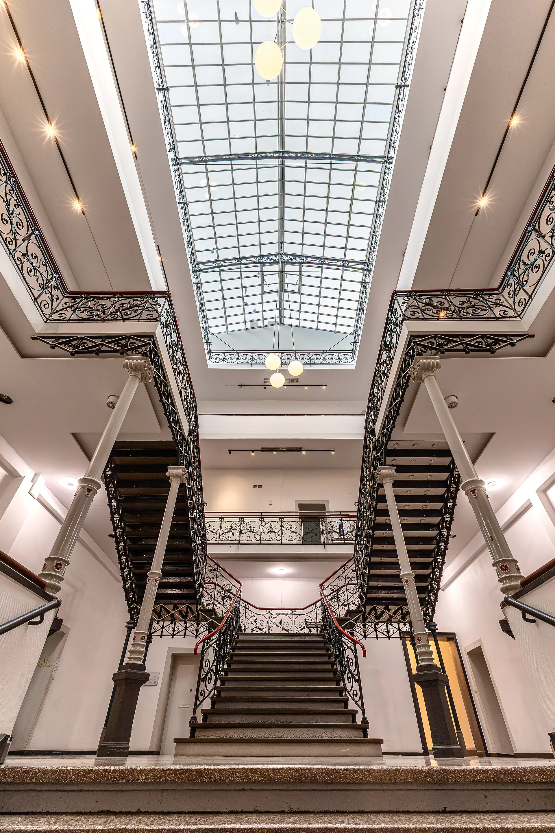 Treppenhaus im Verwaltungsgebäude der Helioswerke , Köln