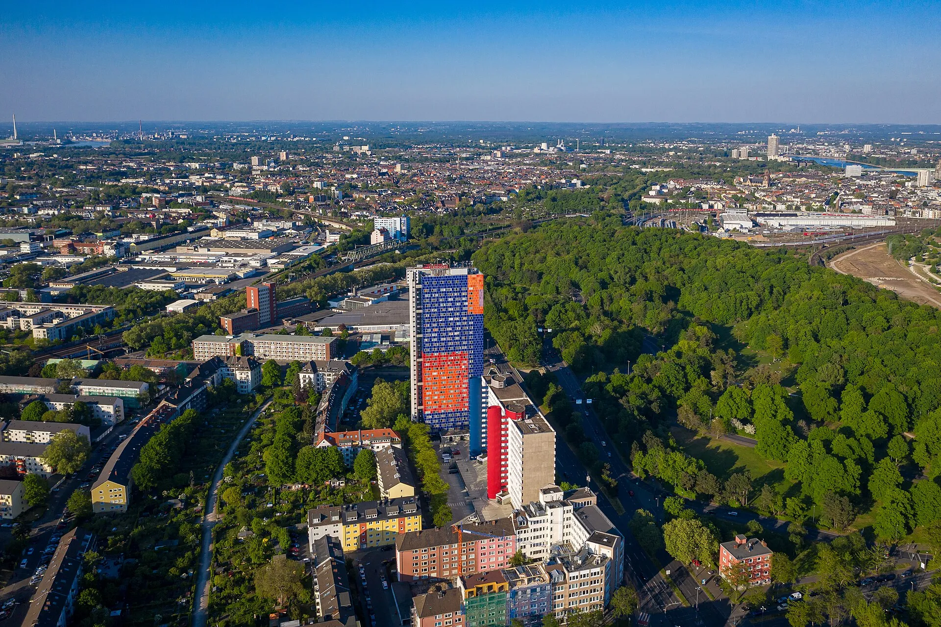 Köln-Ehrefeld und der Kölner Norden mit dem Herkuleshochhaus im Vordergrund