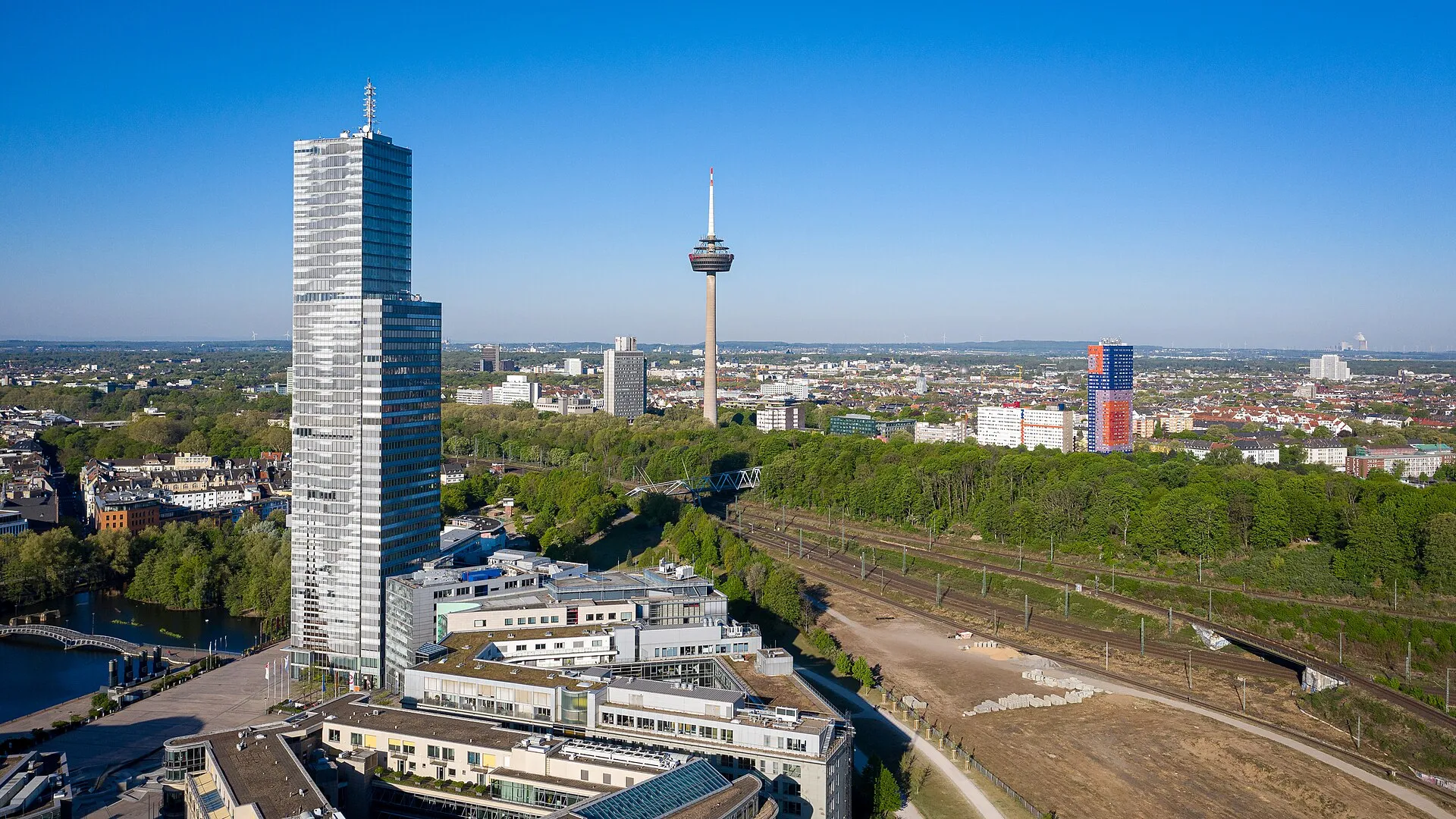 Mediapark mit KölnTurm, im Hintergrund der Colonius-Fernsehturm und das Herkuleshochhaus
