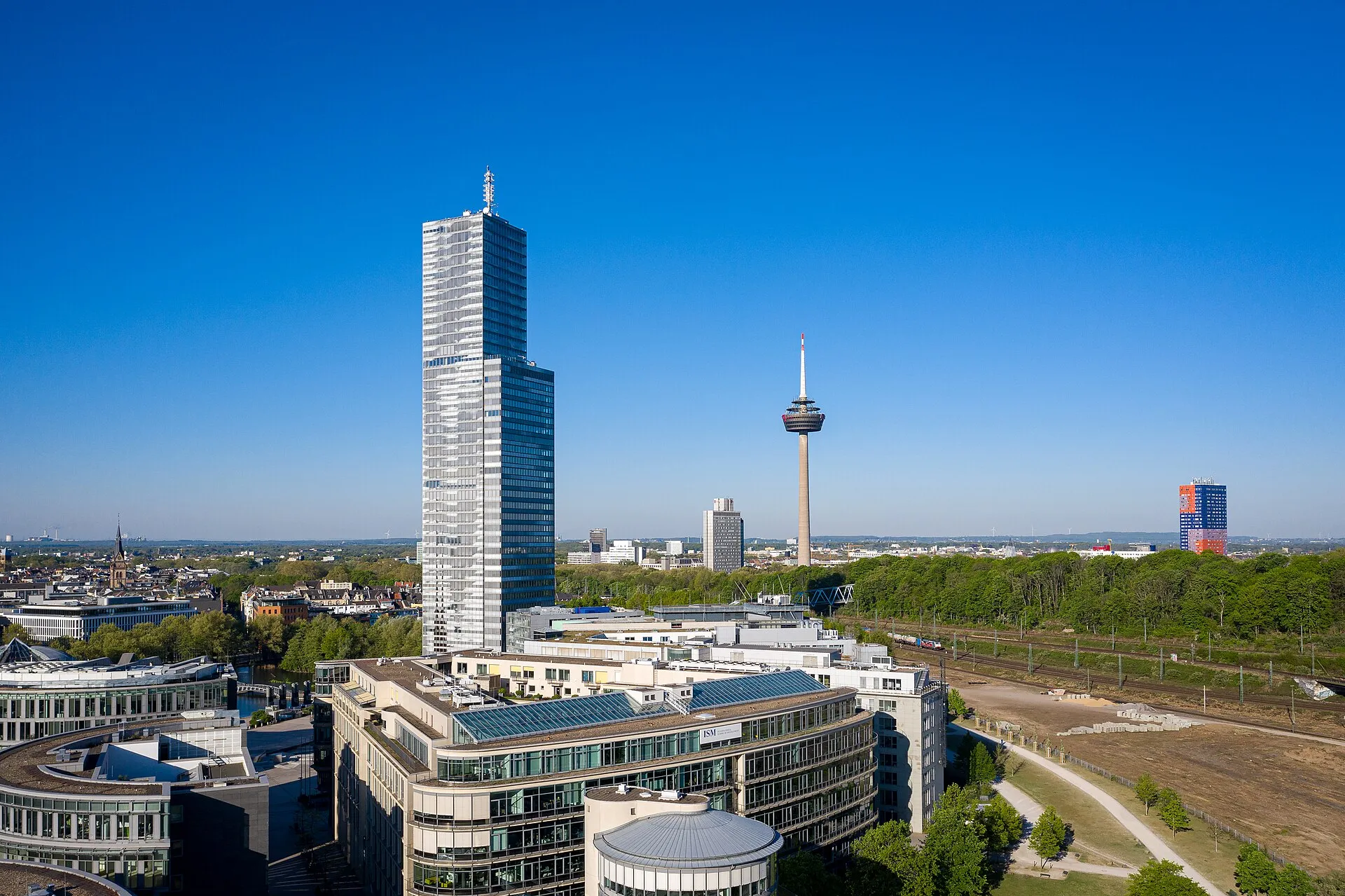 Mediapark mit KölnTurm, im Hintergrund der Colonius-Fernsehturm und Herkuleshochhaus