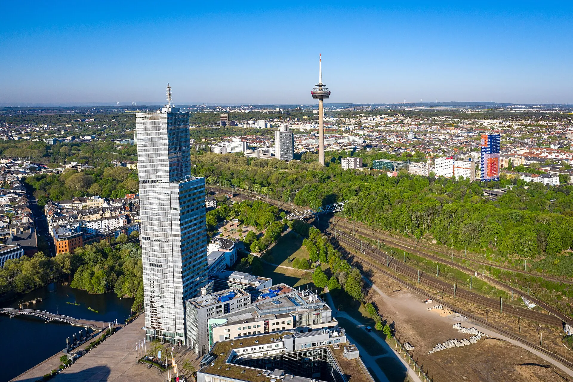 Mediapark mit KölnTurm, im Hintergrund der Colonius-Fernsehturm und Herkuleshochhaus