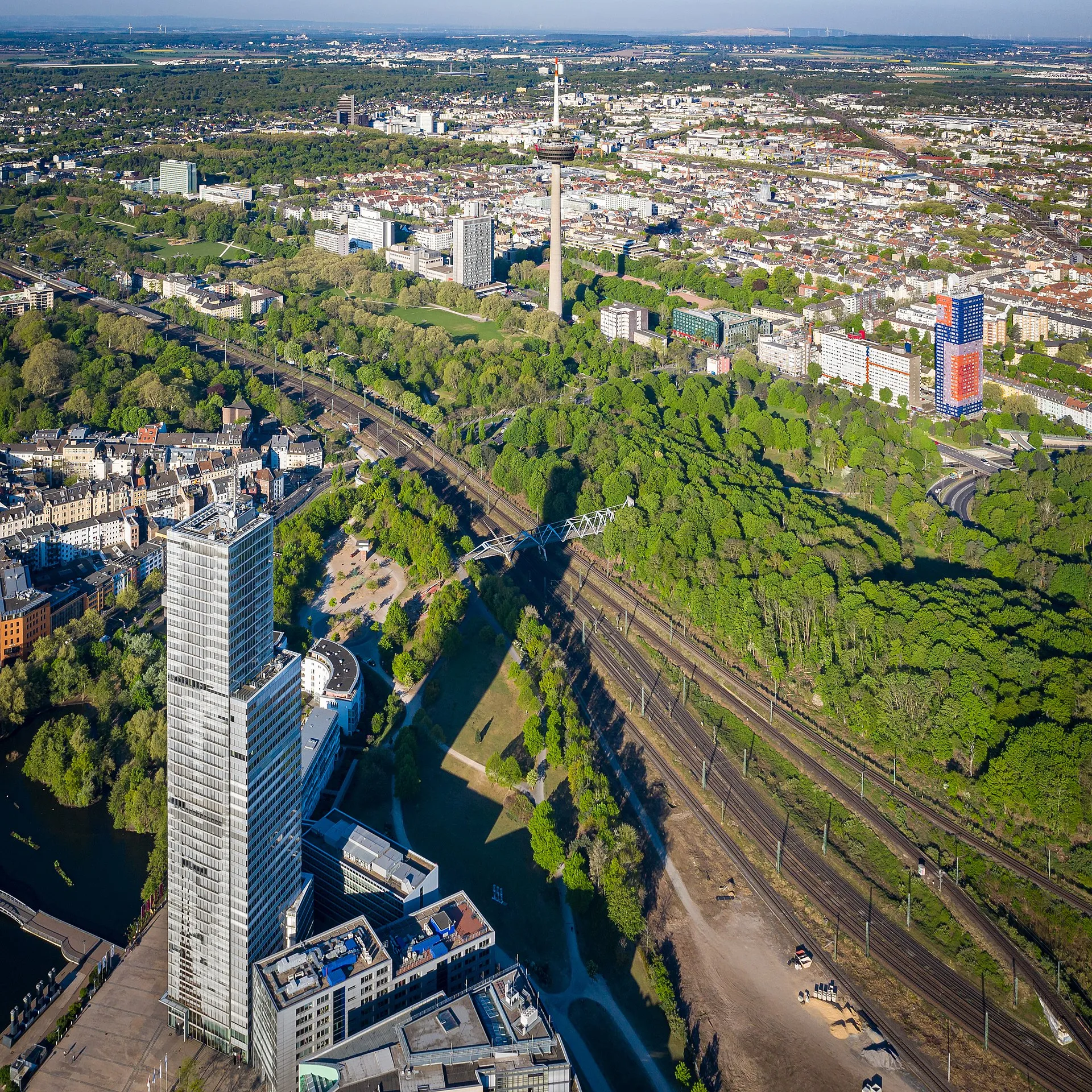 Mediapark mit KölnTurm, im Hintergrund der Colonius-Fernsehturm und Herkuleshochhaus